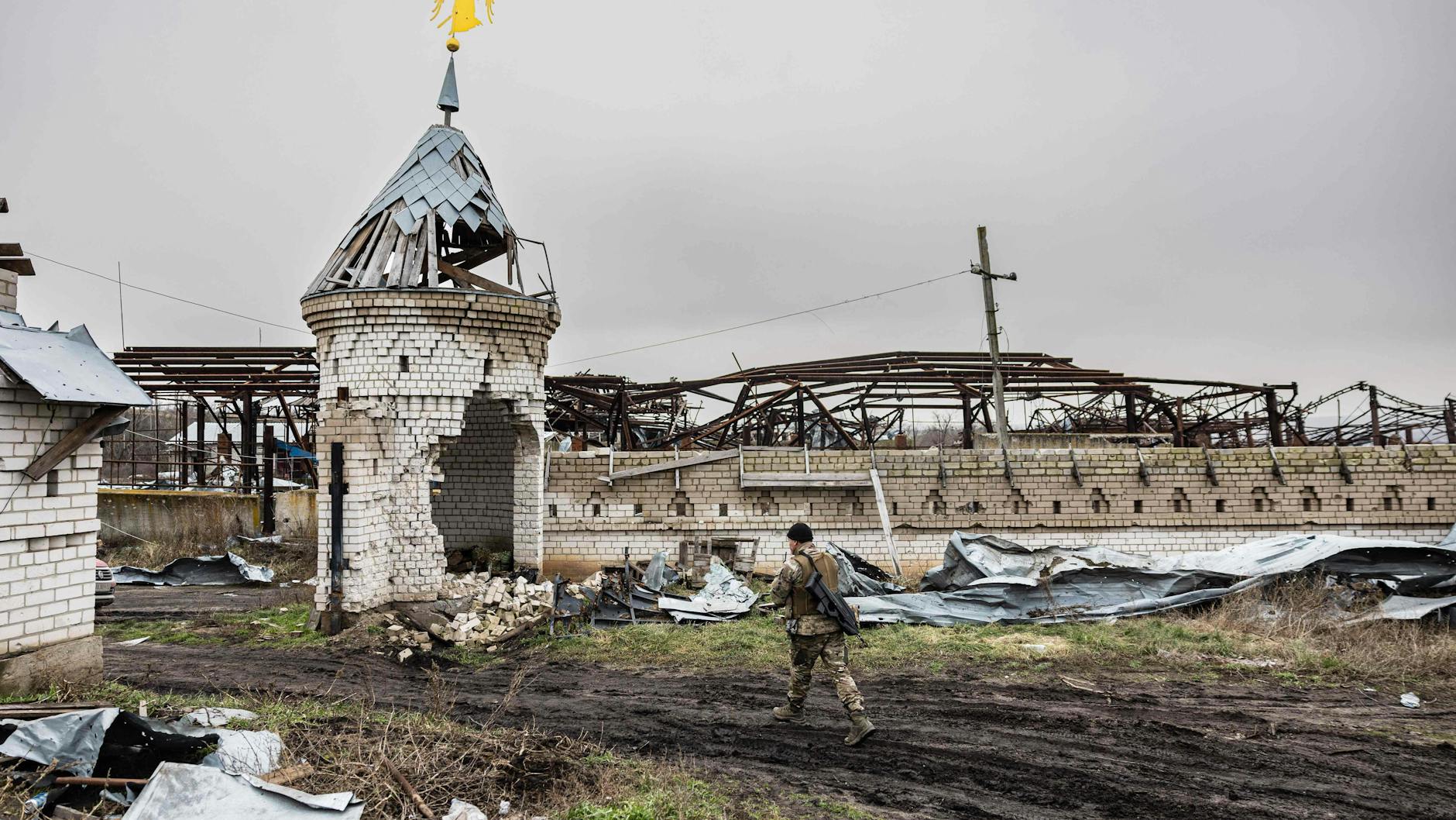 Der russische Legionist Tichij patrouilliert durch ein zerstörtes Kloster in Dolina, auch Tichij steht im Krieg aufseiten Kiews.