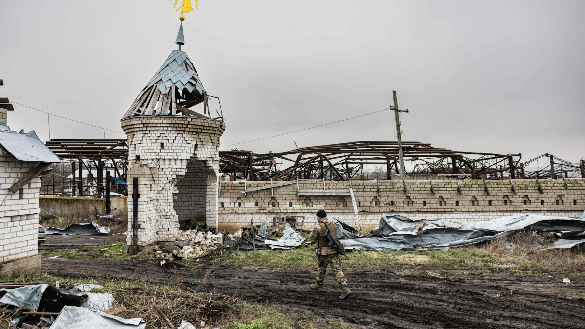 Der russische Legionist Tichij patrouilliert durch ein zerstörtes Kloster in Dolina, auch Tichij steht im Krieg aufseiten Kiews.