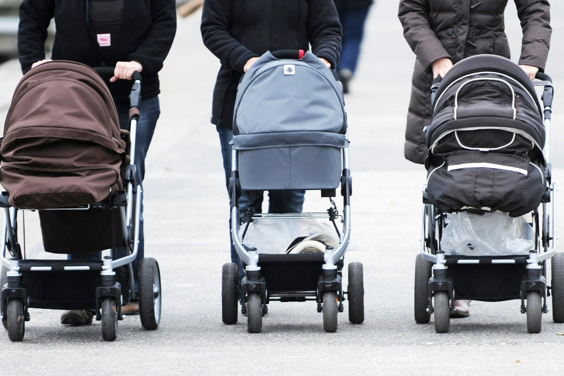 Kinderwagen auf der Straße: Was sind die aktuellen Trends bei Vornamen? 