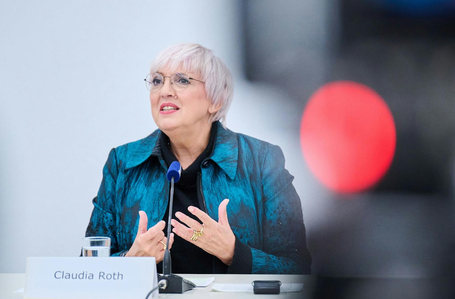 ARCHIV - Kulturstaatsministerin Claudia Roth (Bündnis 90/Die Grünen) spricht.