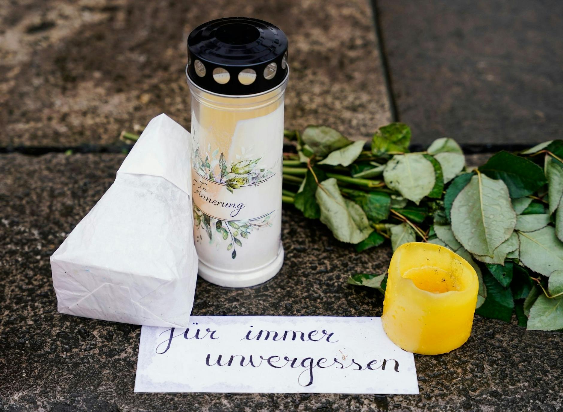 ARCHIV - Kerzen, Blumen und ein Zettel sind zur Erinnerung der Opfer des Amoklaufs vor dem Gebäude der Neuen Universität niedergelegt worden.