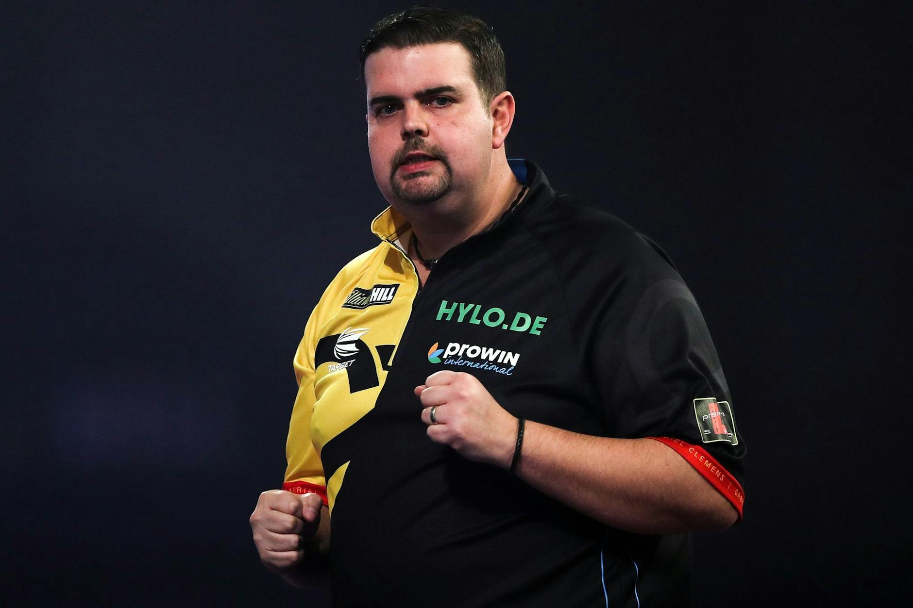 Gabriel Clemens ist als erster Deutscher bei einer Darts-WM ins Viertelfinale eingezogen.