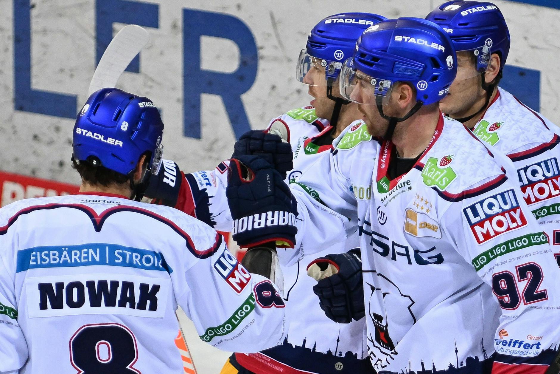 Die Eisbären um Marcel Noebels (2.v.r.) können nur zwischendurch mal jubeln, am Ende freut sich wieder mal nur der Gegner.