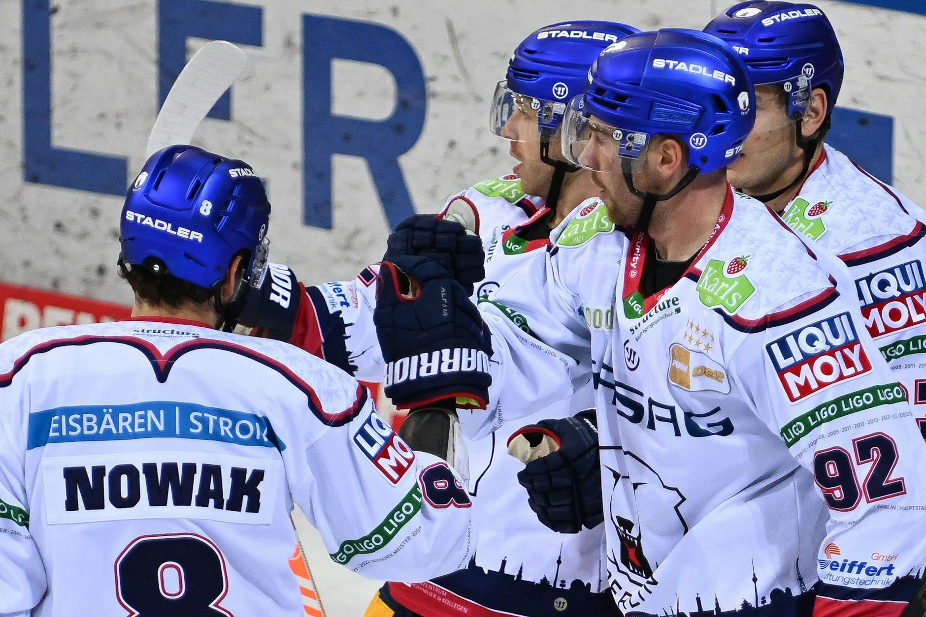 Die Eisbären um Marcel Noebels (2.v.r.) können nur zwischendurch mal jubeln, am Ende freut sich wieder mal nur der Gegner.