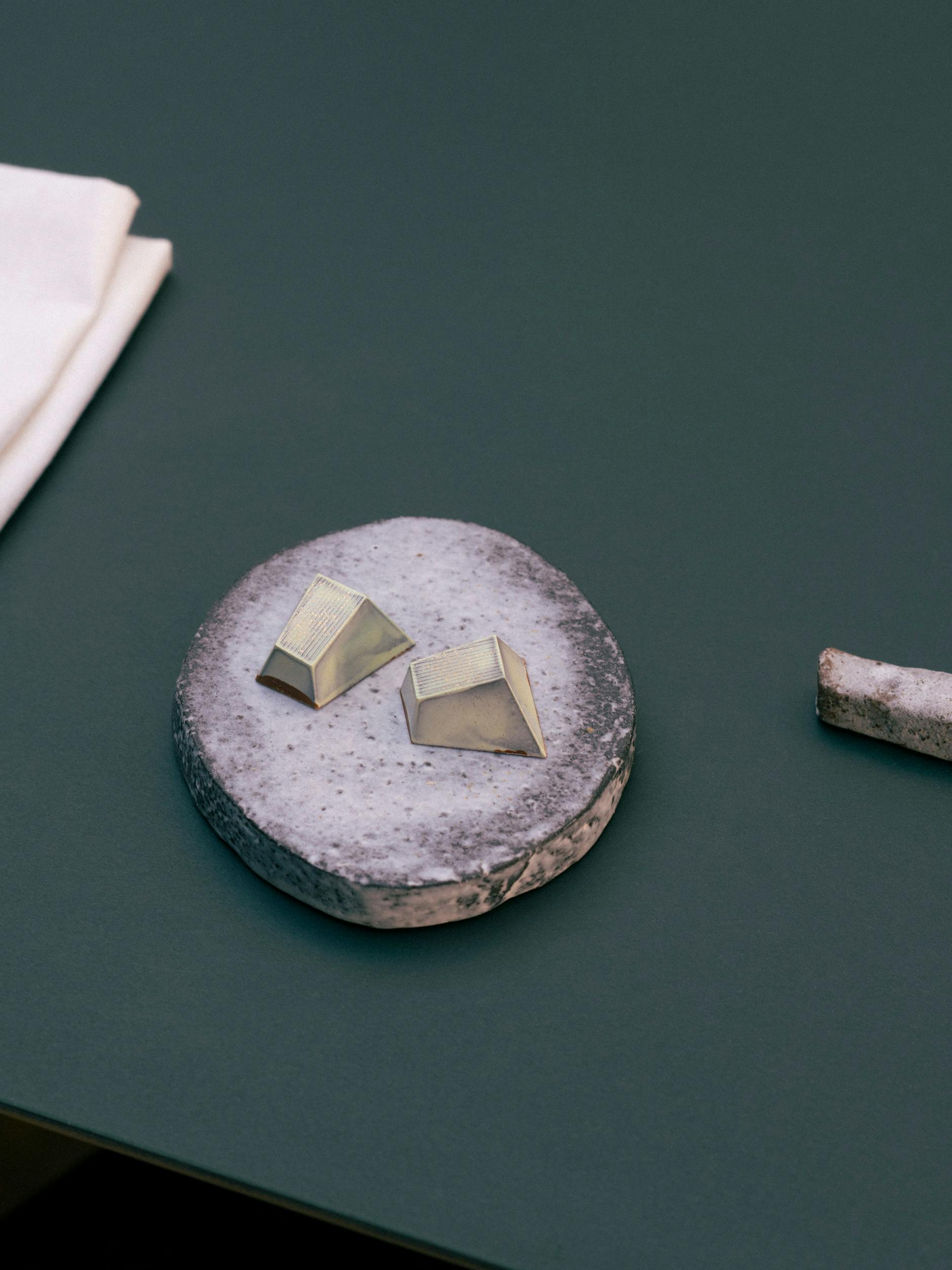 Brutalistisch: Pralinen, gefüllt mit Hagebuttenmus und grünem Wacholderöl.