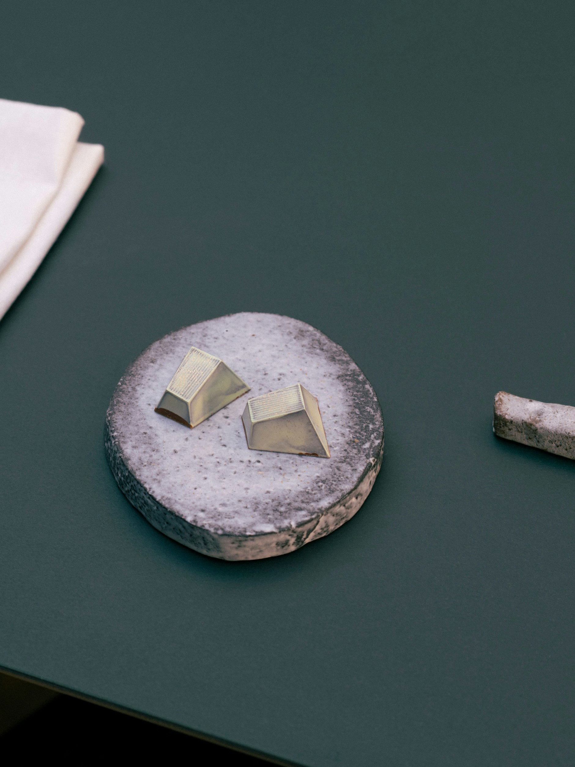 Brutalistisch: Pralinen, gefüllt mit Hagebuttenmus und grünem Wacholderöl.