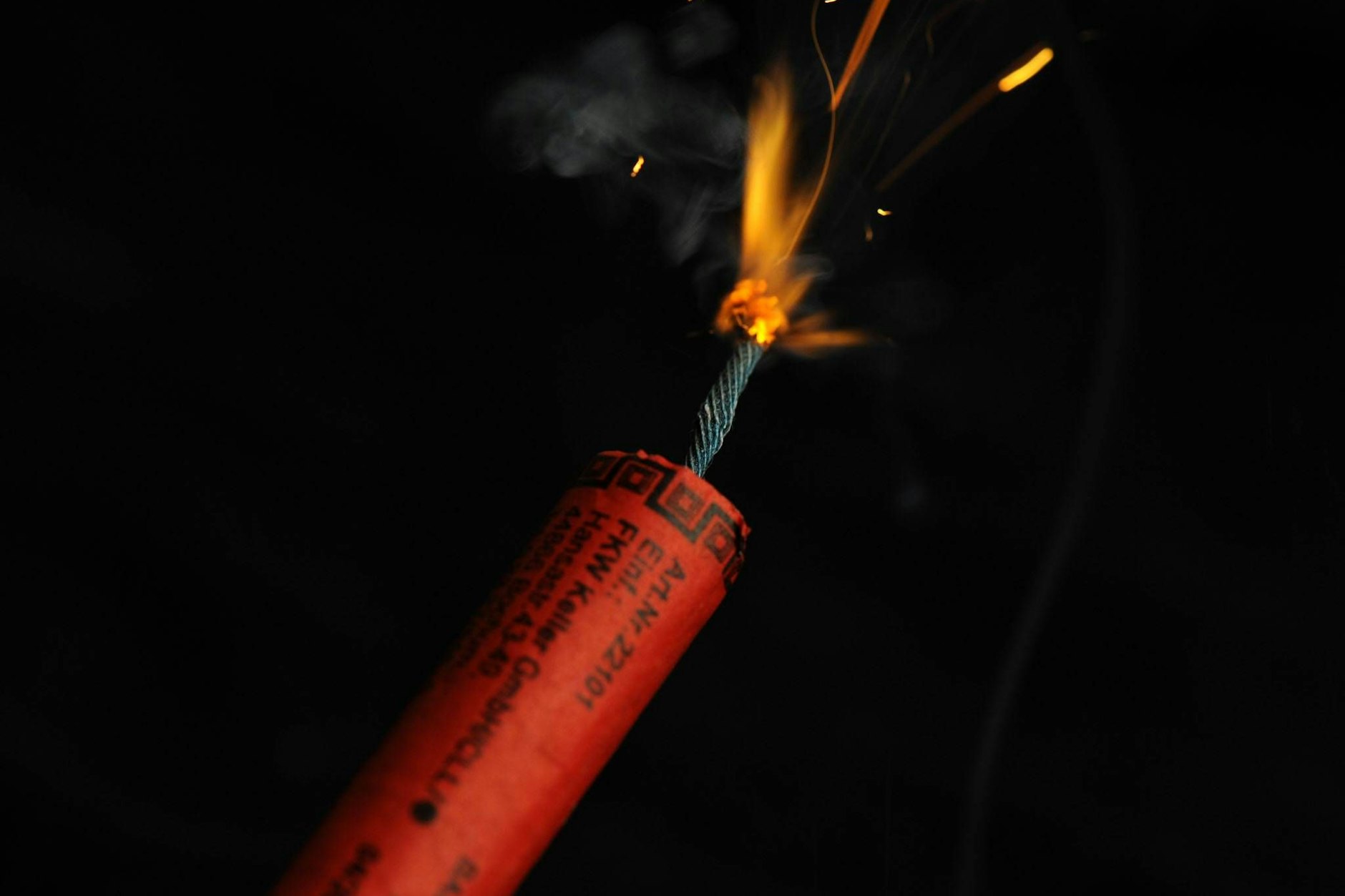 Eine Polizistin in Berlin-Neukölln wurde mit einem Böller beworfen und am Ohr verletzt. 