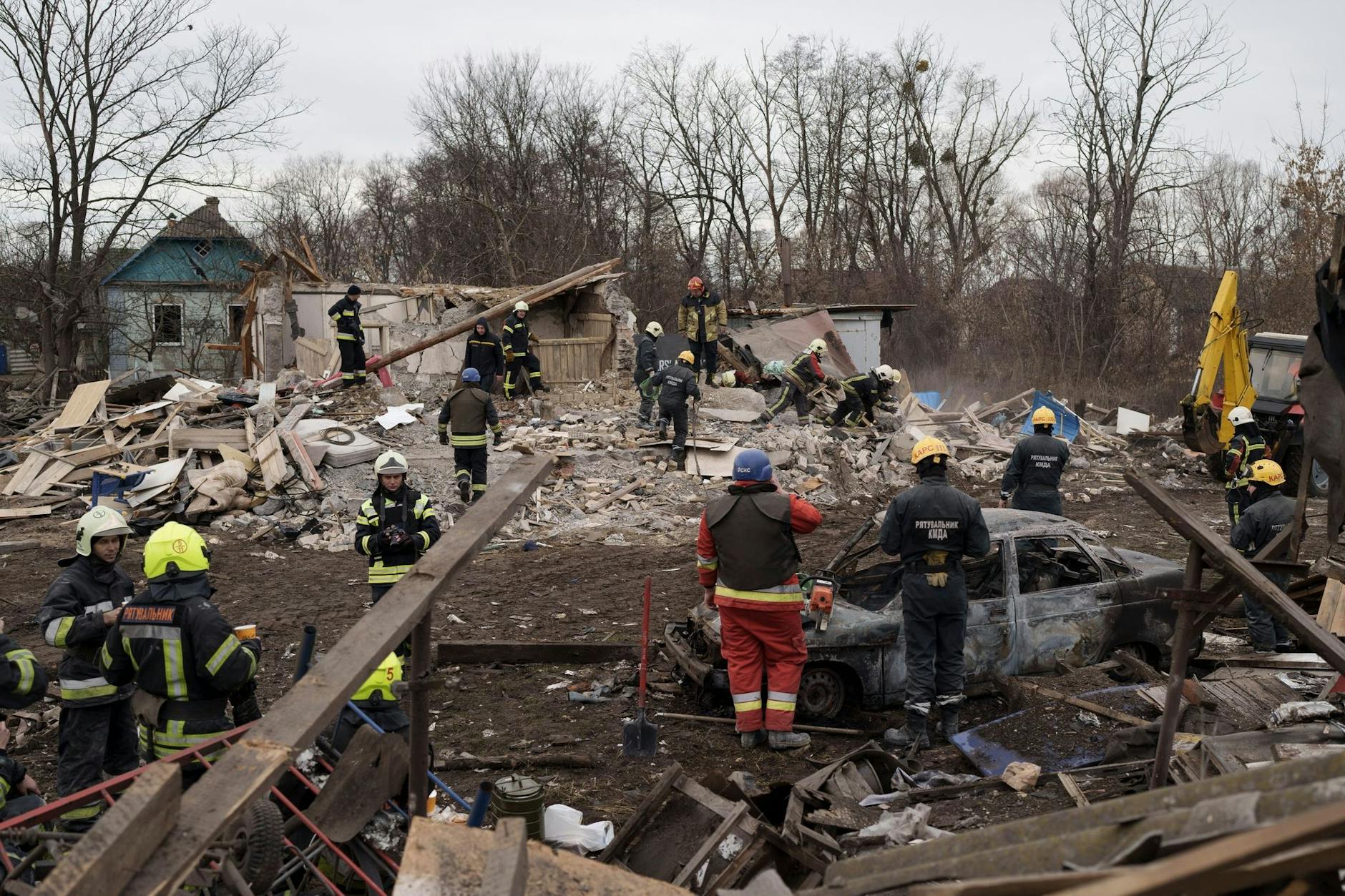 Rettungskräfte entfernen die Trümmer eines Hauses in Kiew, das nach ukrainischen Angaben bei einem russischen Raketenangriff zerstört wurde.