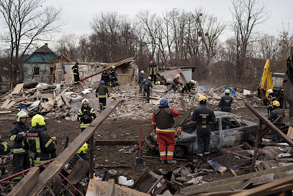 Rettungskräfte entfernen die Trümmer eines Hauses in Kiew, das nach ukrainischen Angaben bei einem russischen Raketenangriff zerstört wurde.  