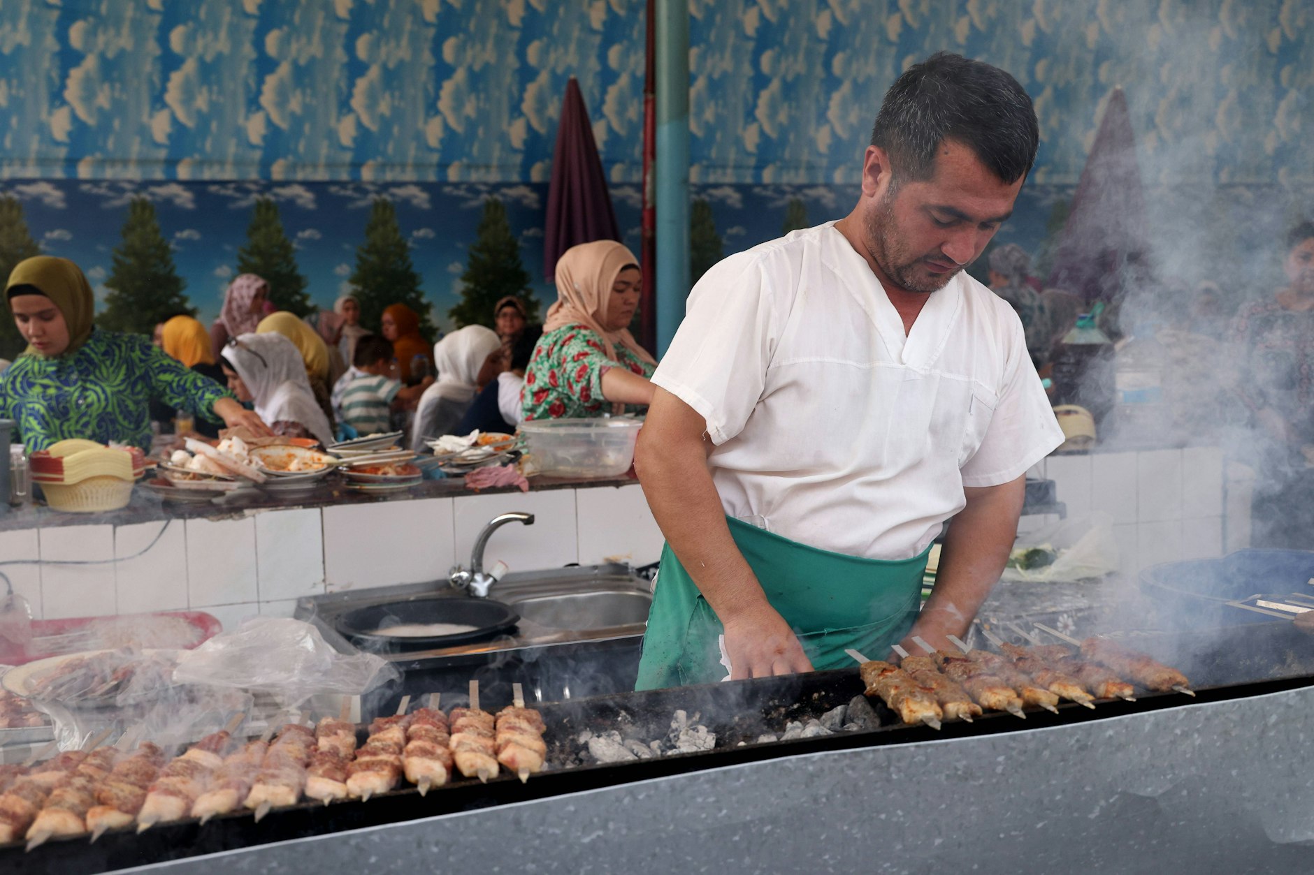 Im Innern des Basars befinden sich Käse- und Fleischabteilungen, sowie Essenstände an denen wie hier traditionell Shashlik zubereitet wird.&nbsp;
