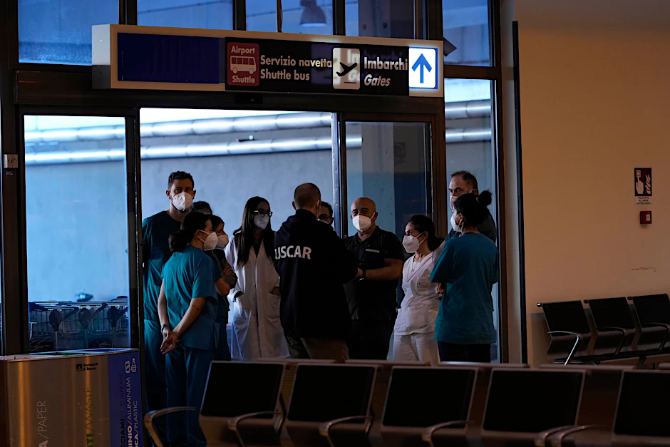 Medizinisches Personal wartet auf Passagiere eines Air-China-Fluges aus Guangzhou, China, in einem Covid-19-Testbereich auf dem internationalen Flughafen Leonardo da Vinci in Rom.