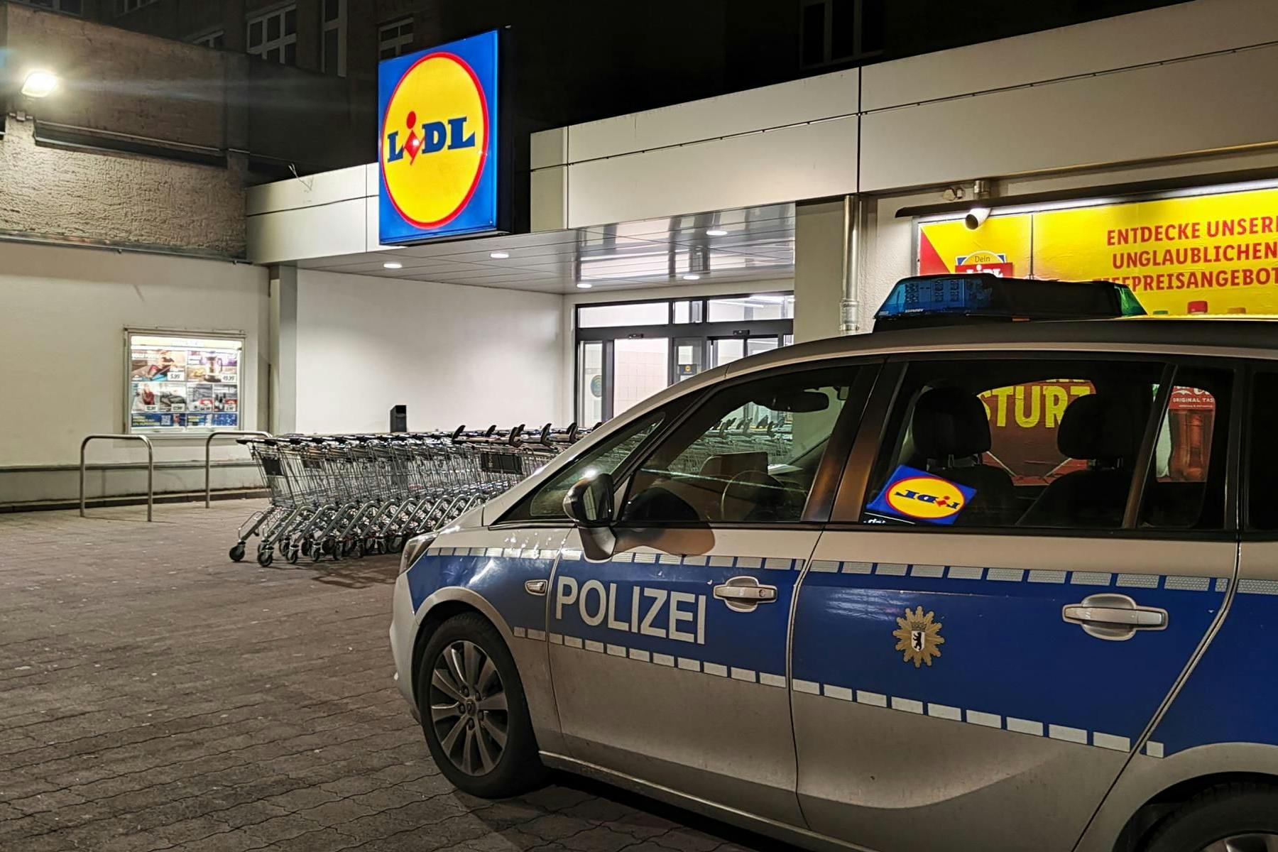 In Berlin-Neukölln wurde ein Einbruch verübt. Die Diebe haben offenbar eine ganze Wagenladung an Feuerwerkskörpern gestohlen. 