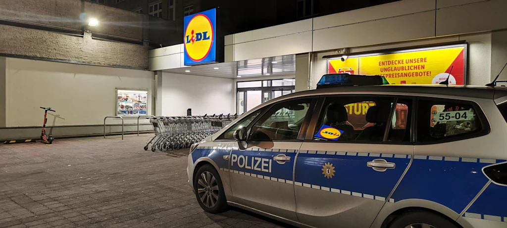 Blitzeinbruch in Neukölln: Rollwagen mit Feuerwerk geraubt, Mitarbeiter wollte Tat vereiteln