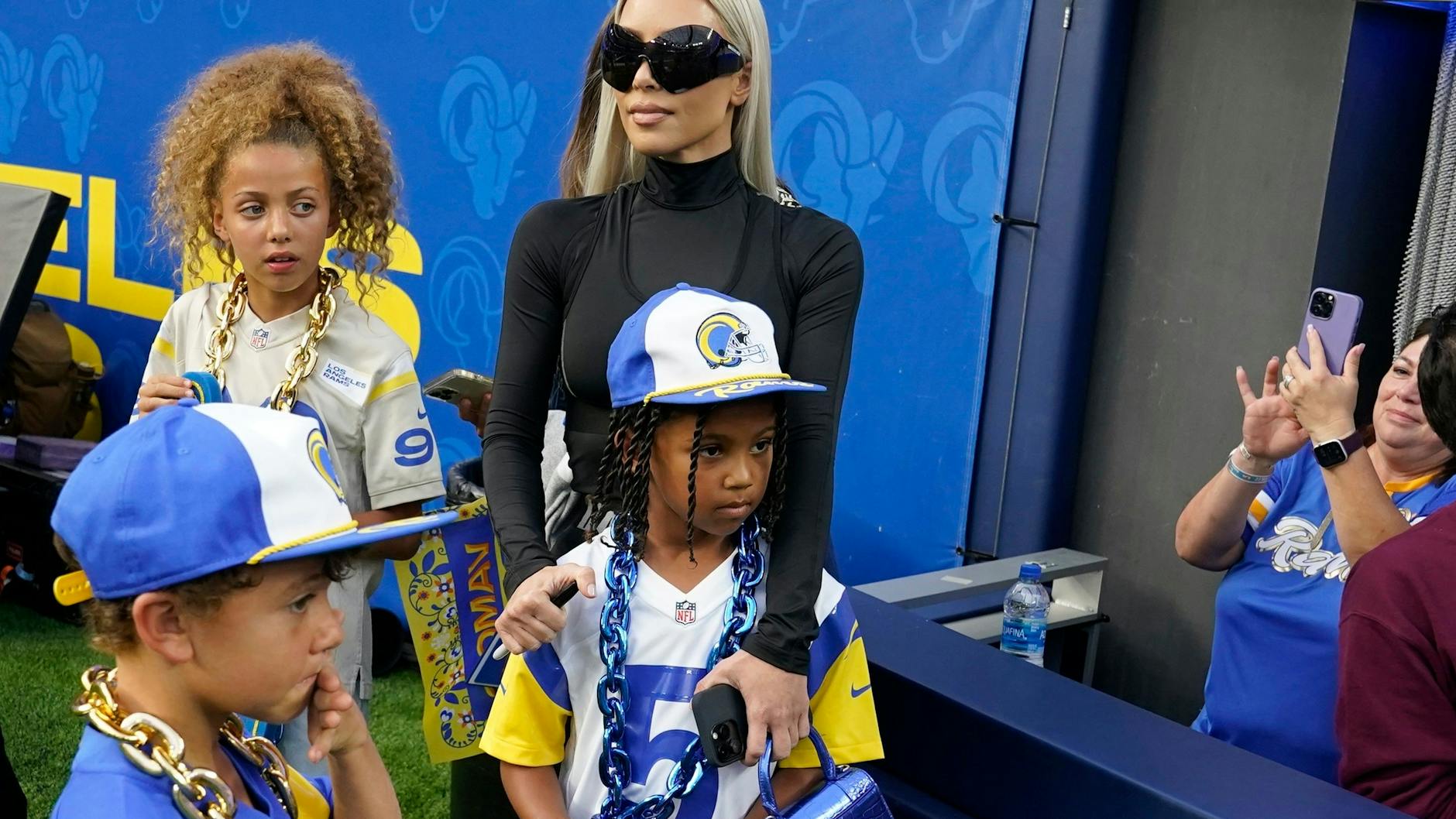 Kim Kardashian mit ihren Kindern bei einem Football-Spiel