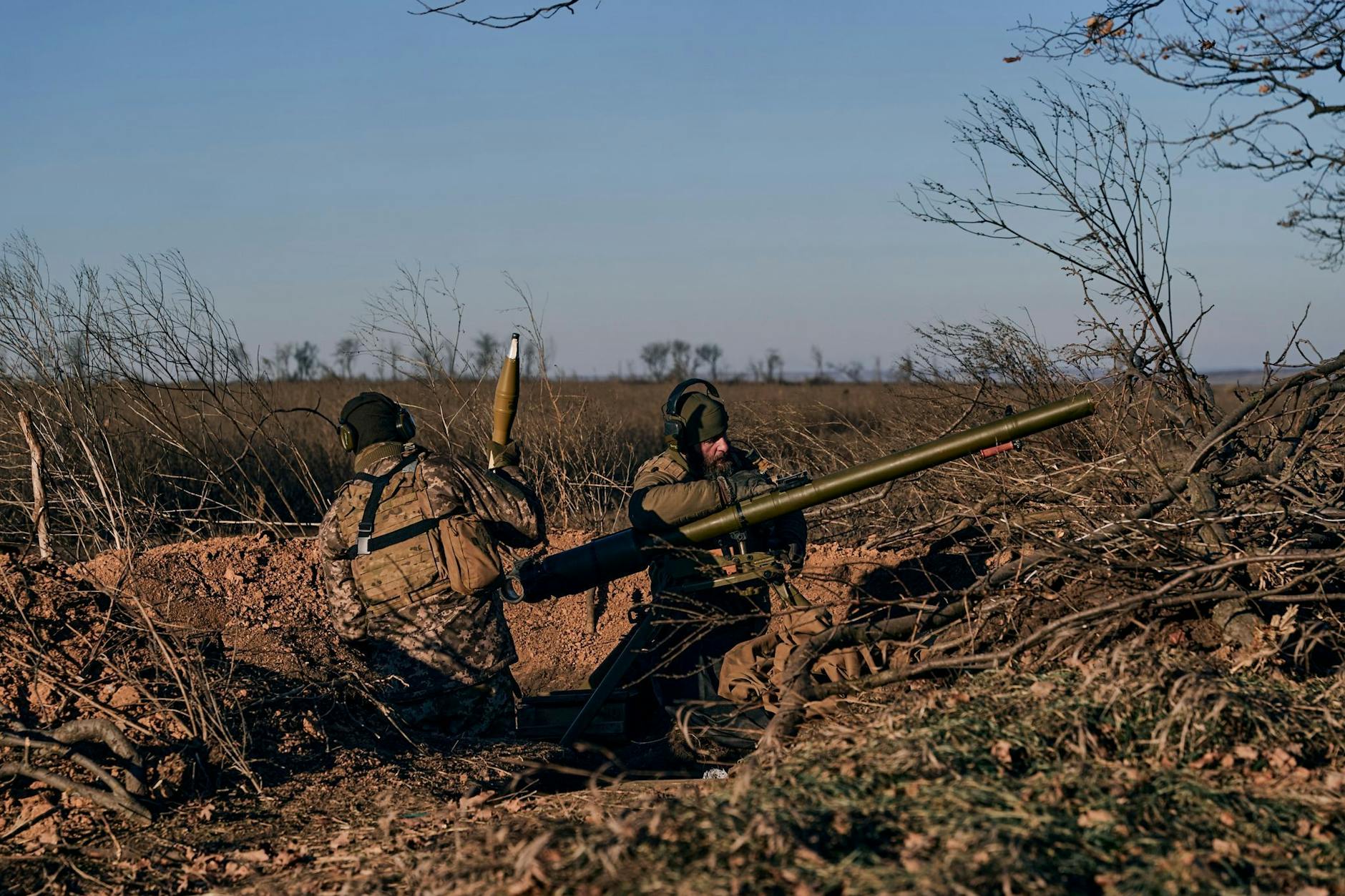 Ukrainische Soldaten feuern mit einer Kanone auf russische Stellungen in der Ostukraine.
