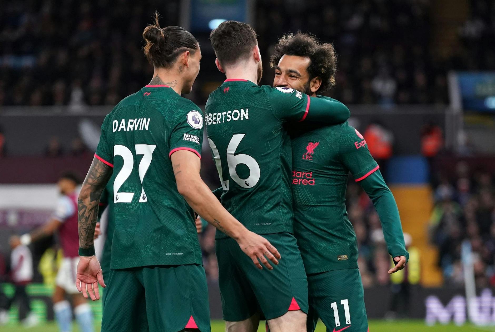Mohamed Salah (r) brachte Liverpool bei Aston Villa in Führung.