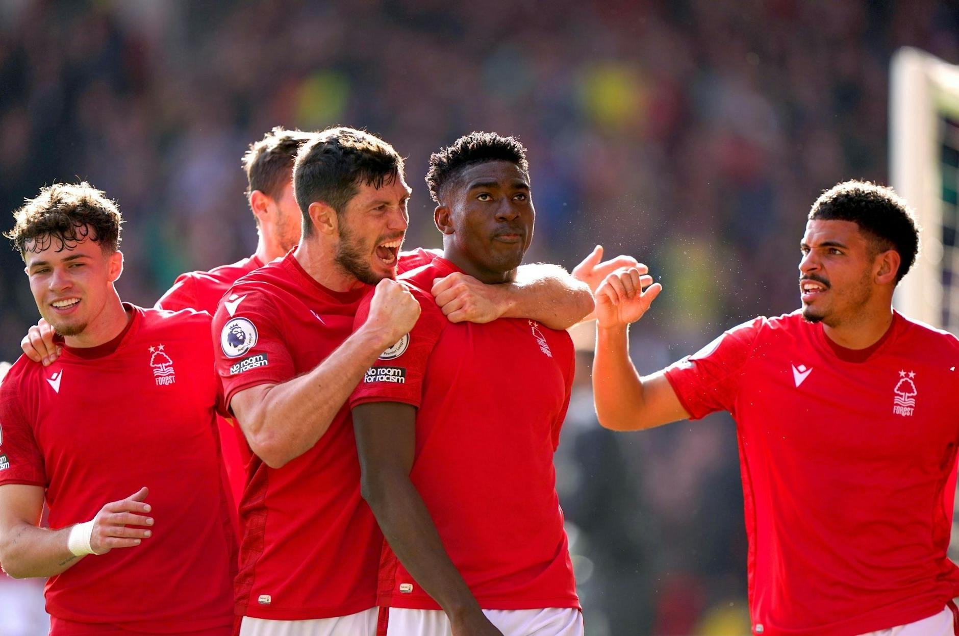 ARCHIV - Ex-Unioner Taiwo Awoniyi (2.v.r) wechselte als einer von 22 Spielern im Sommer zu Nottingham Forest.