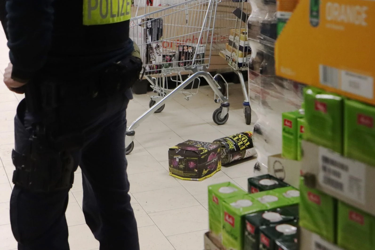 Polizeieinsatzkräfte begehen den Tatort. 