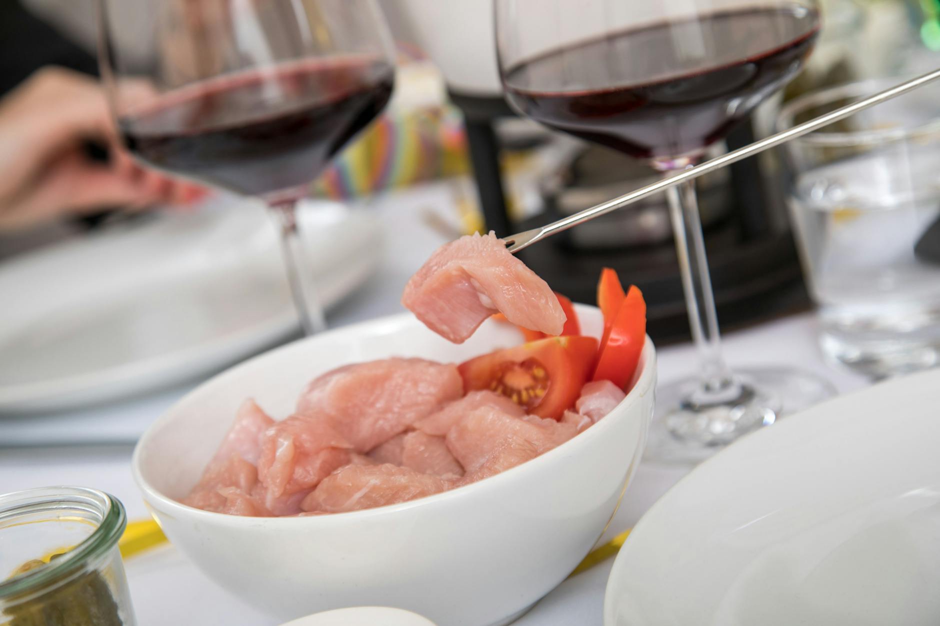 Rohes Hühnchen und andere tierische Rohprodukte für Fondue sollte man separat von fertigen Speisen lagern und vor dem Verzehr ausreichend erhitzen.