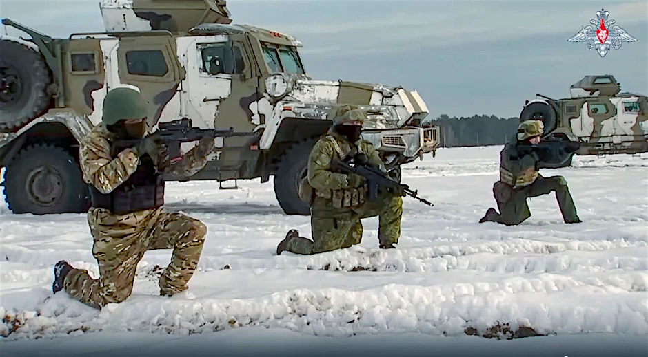 Russische Soldaten bei Übungen an einem nicht näher bezeichneten Ort in Belarus.&nbsp;