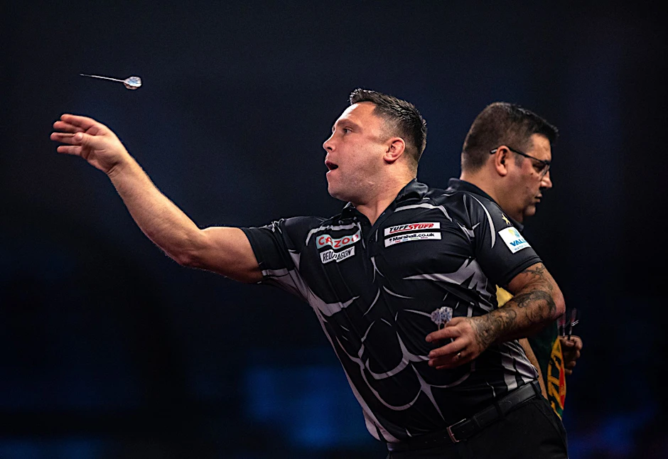 Gerwyn Price (l) gewann sein Achtelfinale gegen Jose de Sousa mit 4:1.  