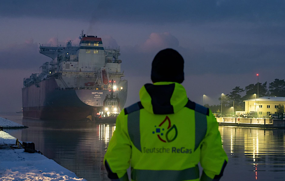 Bei der mehr als 280 Meter langen „Neptune“ handelt es sich um eine FSRU (Floating Storage and Regasification Unit). Diese Spezialschiffe können LNG aufnehmen, erwärmen und gasförmig machen.