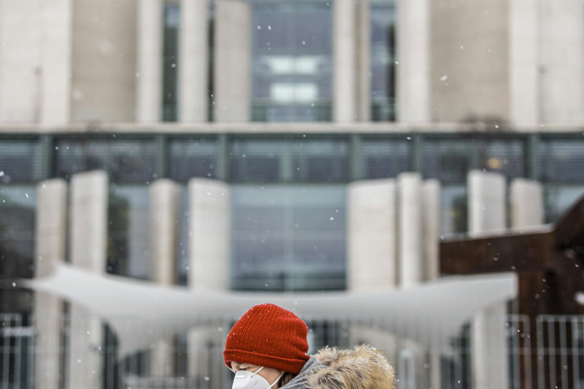 Mit Corona-Maske durchs Berliner Regierungsviertel