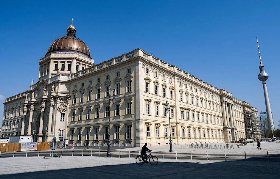 ARCHIV - Das Kultur und Museumszentrum Humboldt Forum am Schlossplatz und der Fernsehturm in Berlin  Mitte.  /Archivbild