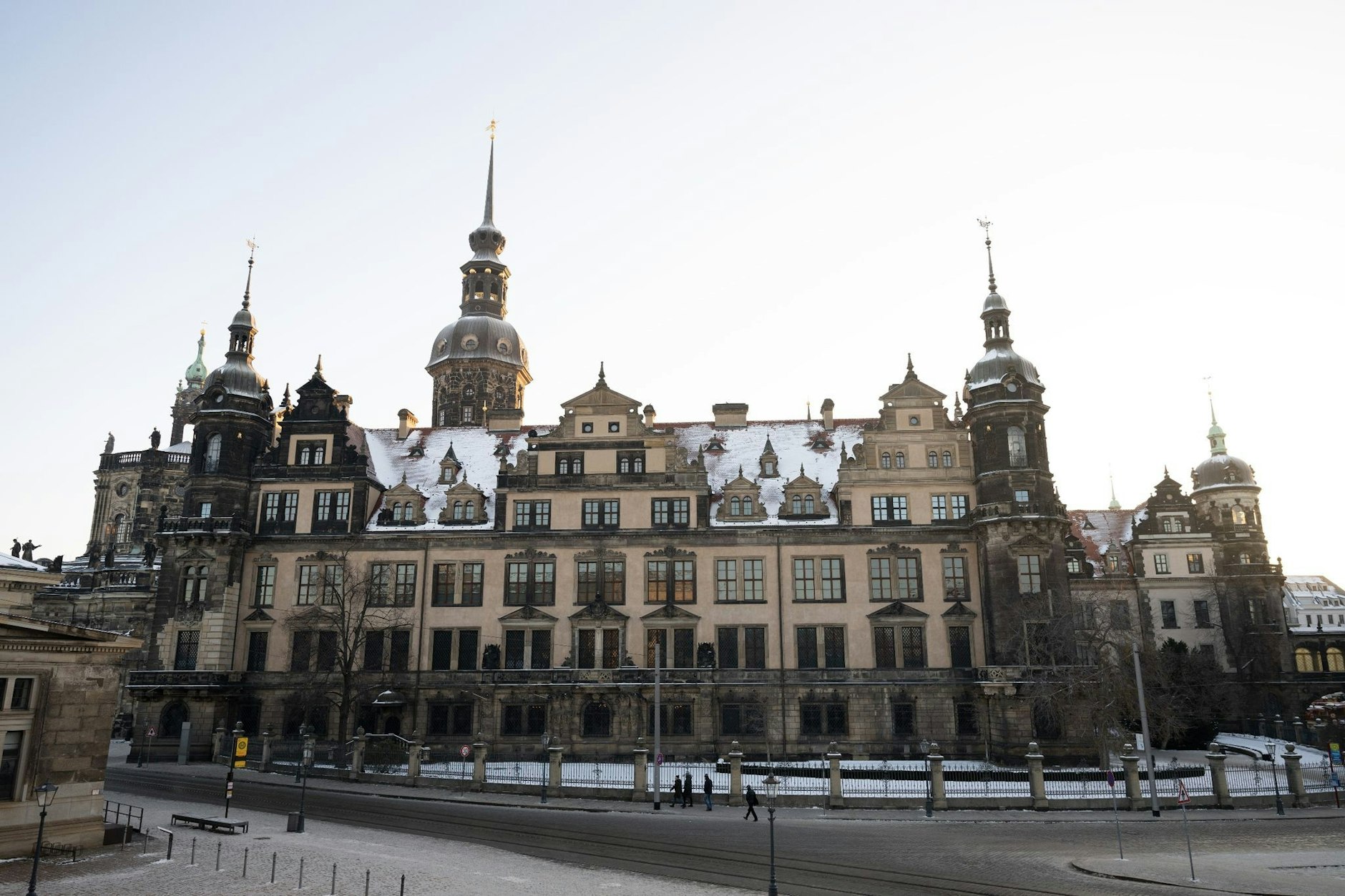 Das Residenzschloss mit dem Grünen Gewölbe bei Sonnenaufgang.  