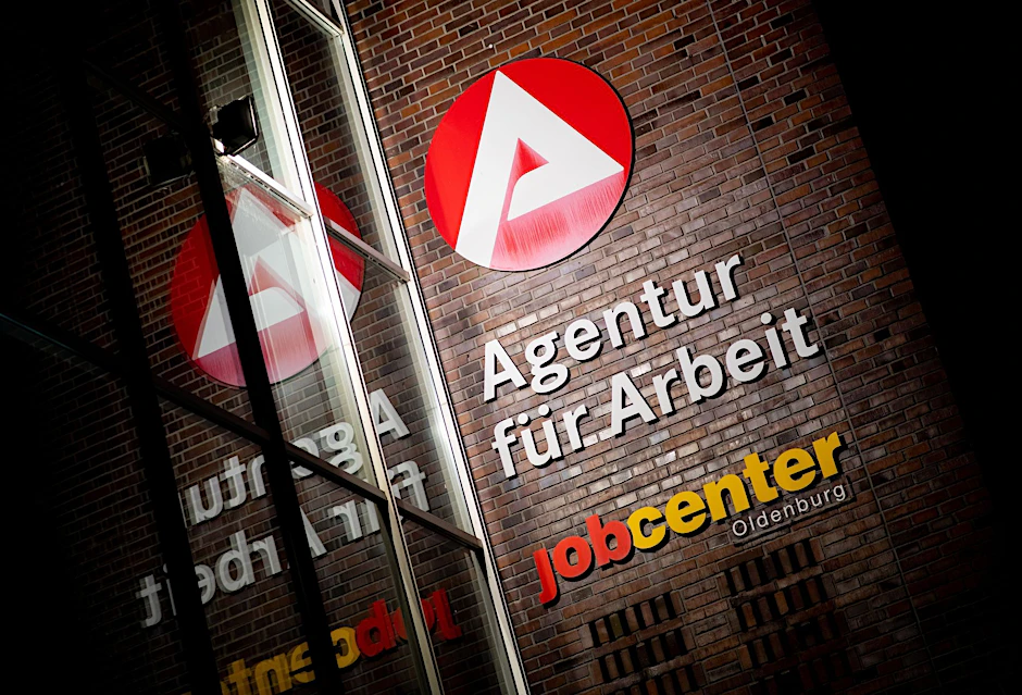ARCHIV - Obwohl die Wirtschaft seit 2020 unter einer Dauerbelastung steht, geht das Ifo-Institut 2023 nur von einer geringen Zunahme der Arbeitslosenquote aus.  