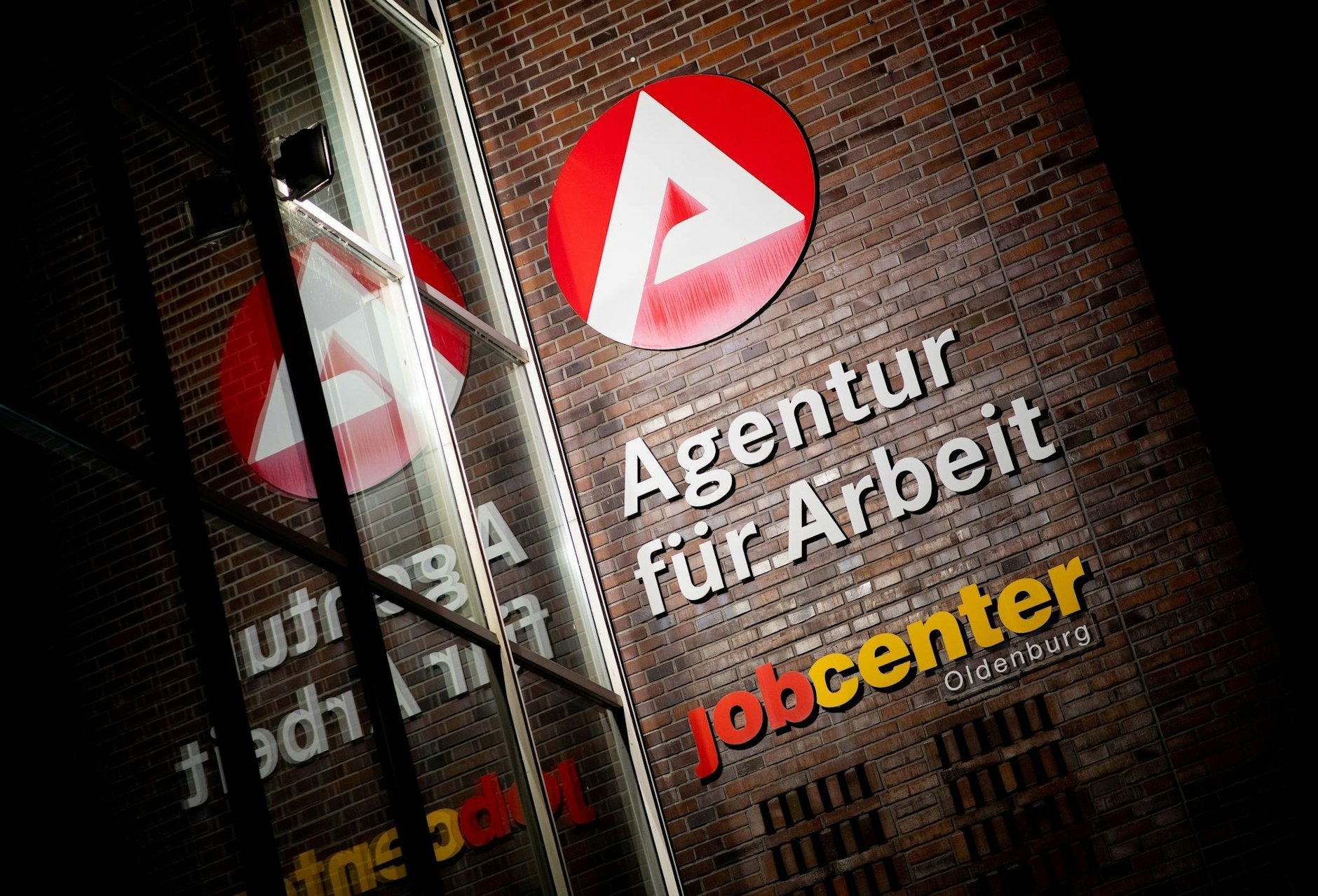 ARCHIV - Obwohl die Wirtschaft seit 2020 unter einer Dauerbelastung steht, geht das Ifo-Institut 2023 nur von einer geringen Zunahme der Arbeitslosenquote aus.  