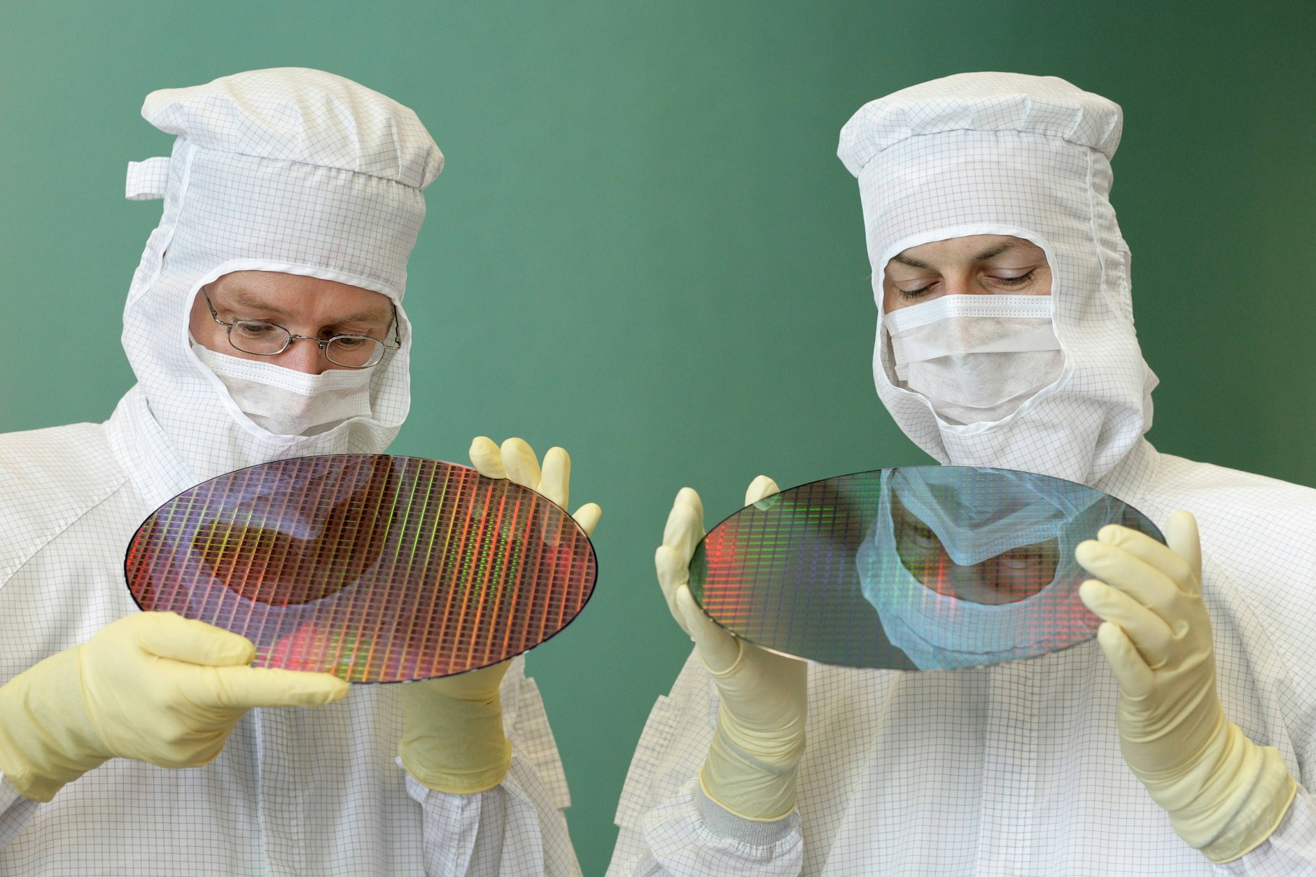 Der technologische Fortschritt: Anlass zur Furcht oder Grund zur Hoffnung? Mitarbeiter eines Halbleiterwerks in Reinraumanzügen