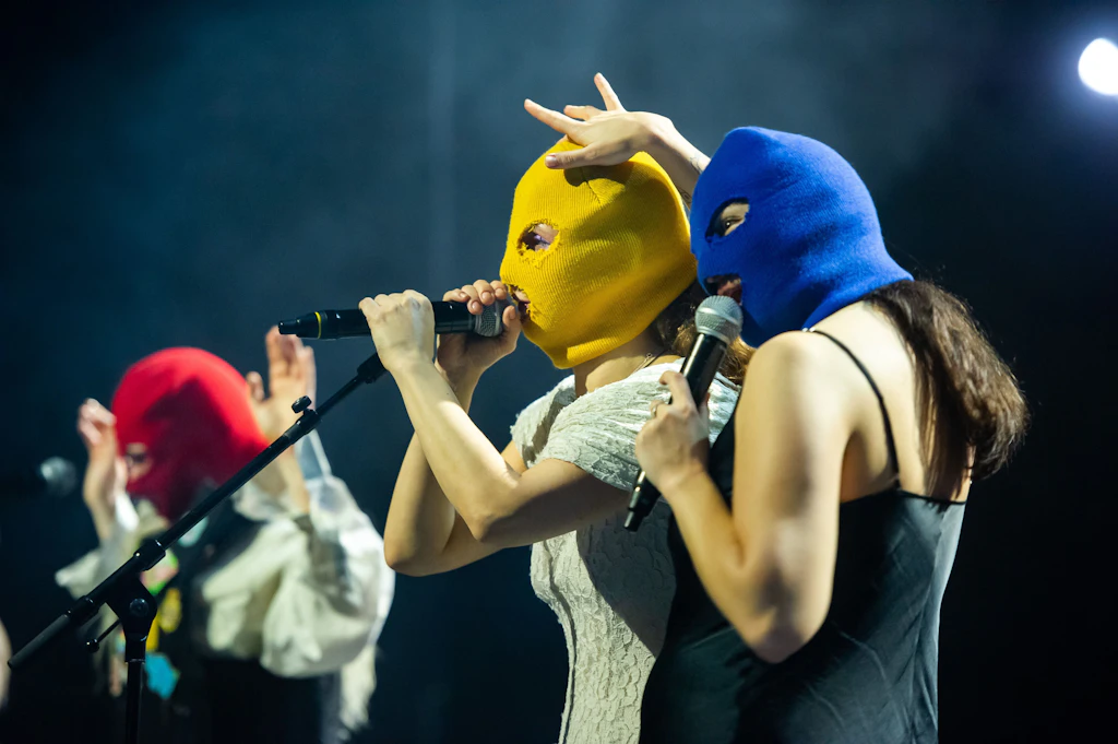 Krass: Pussy Riot pinkeln in der Berliner Volksbühne auf Putin