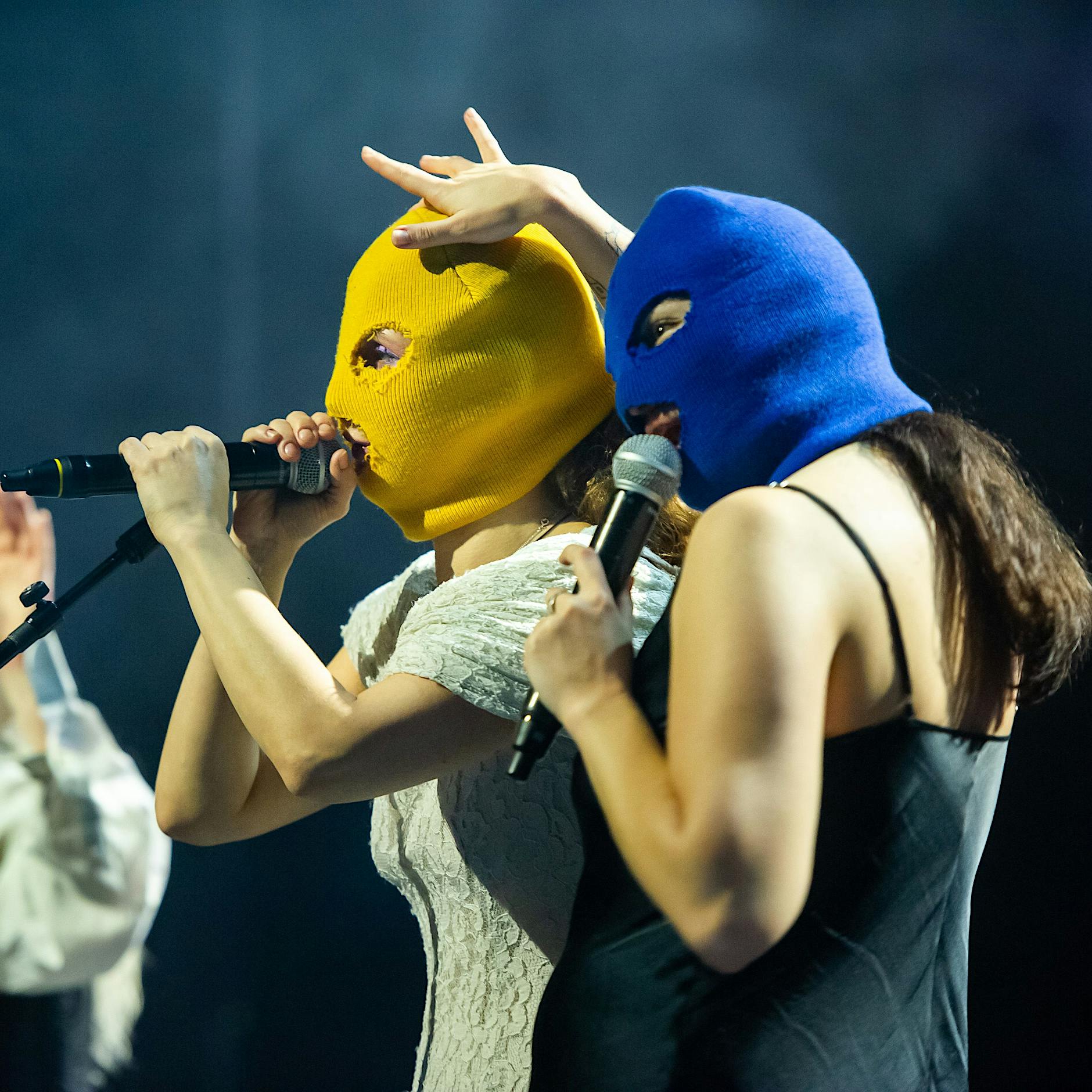 Krass: Pussy Riot pinkeln in der Berliner Volksbühne auf Putin