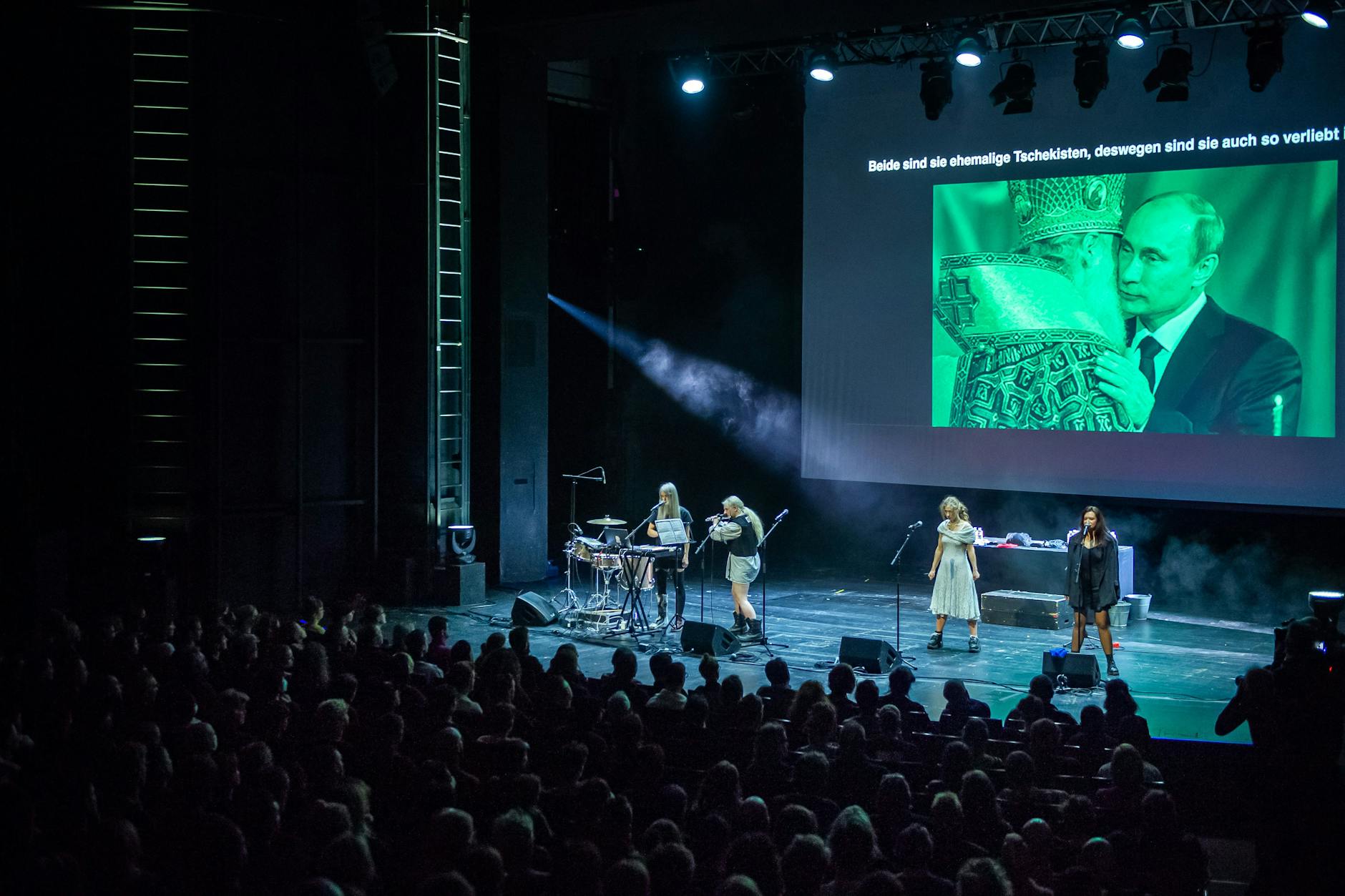 Pussy Riot in der Volksbühne: Die Punk-Band hat ihre Tournee im Mai 2022 begonnen. Hier schließt sich der erste Kreis.