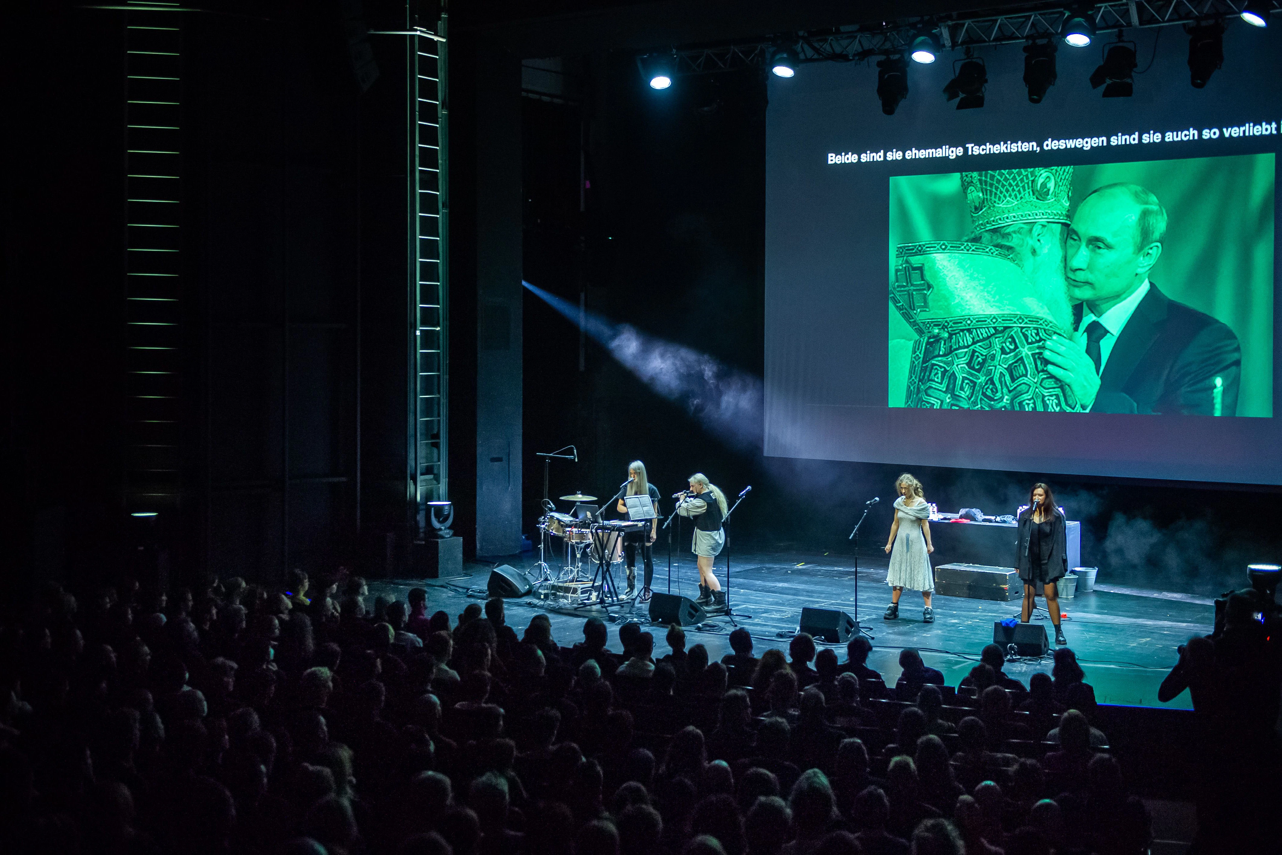 Pussy Riot in der Volksbühne: Die Punk-Band hat ihre Tournee im Mai 2022 begonnen. Hier schließt sich der erste Kreis.