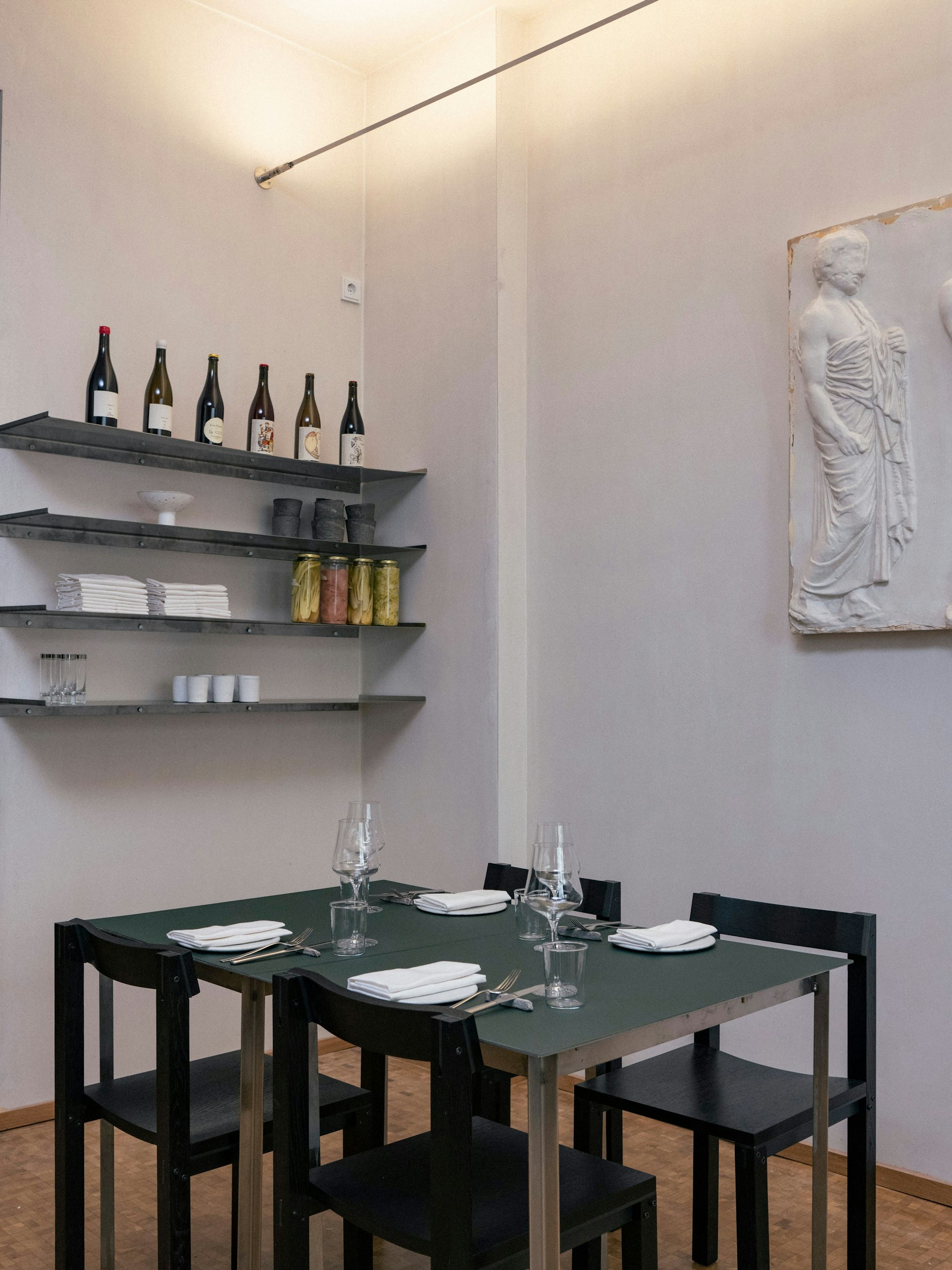 Schlicht, fast asketisch und schön: der Speiseraum