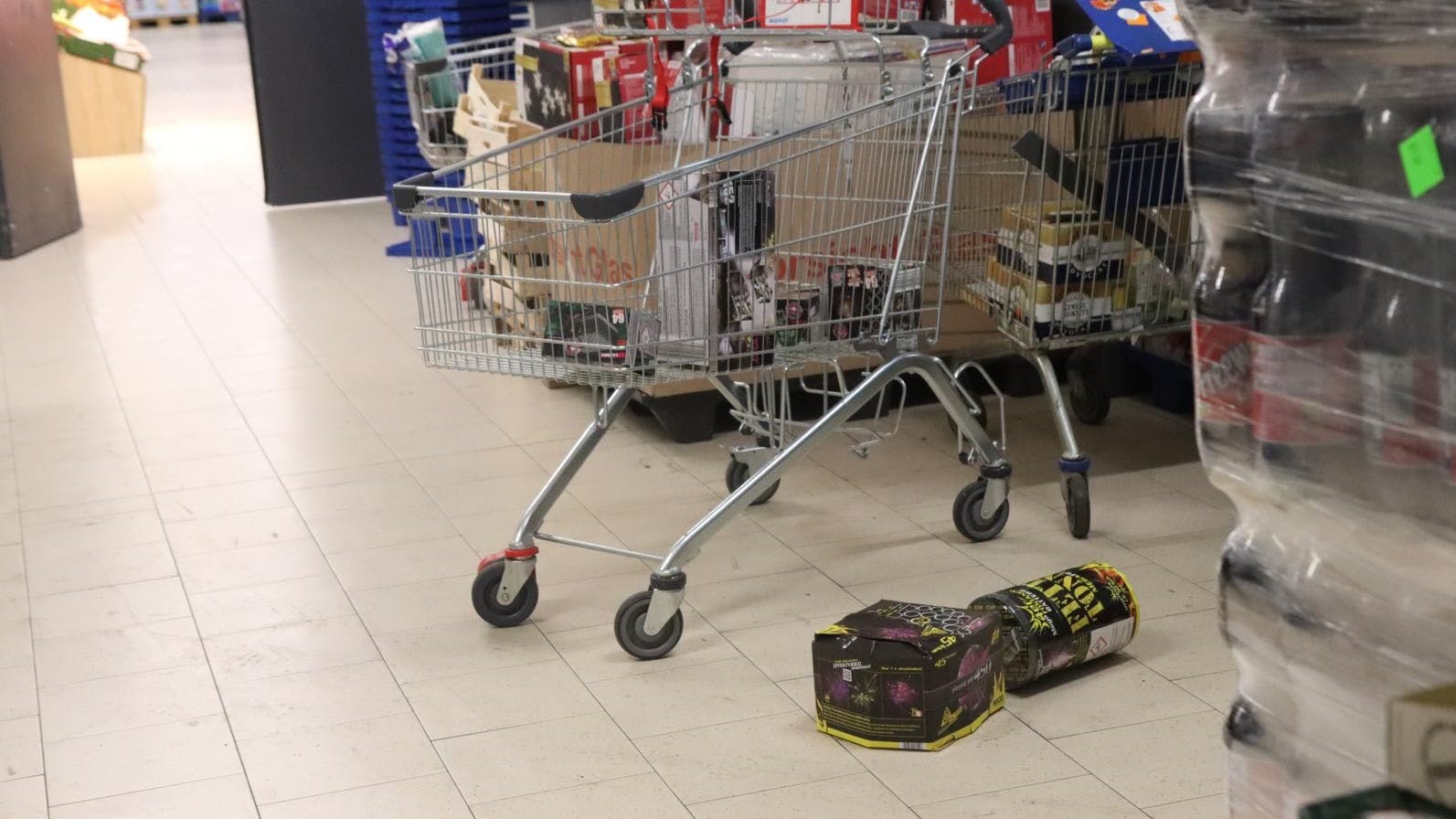 Die Täter entkamen nach ersten Informationen mit einer Wagenladung Feuerwerk.