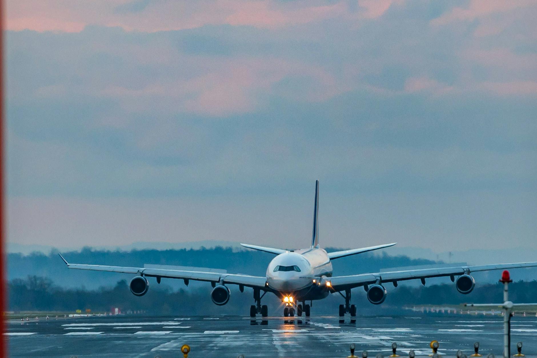Ein Airbus-A340. Dem Iran sollten ursprünglich über 100 neue Flugzeuge verkauft werden. Doch durch das Inkrafttreten der Sanktionen erhielt das Land nur 16 Maschinen.