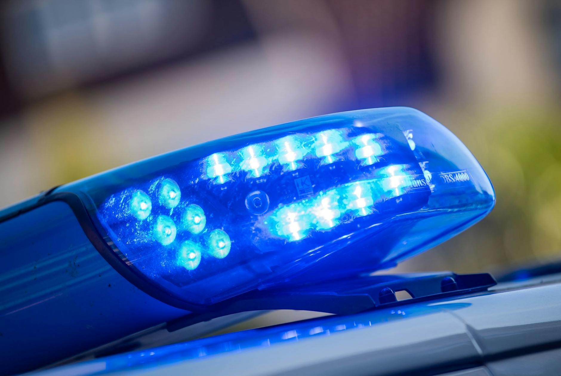 ARCHIV - Ein Blaulicht leuchtet auf dem Dach eines Streifenwagens der Polizei.