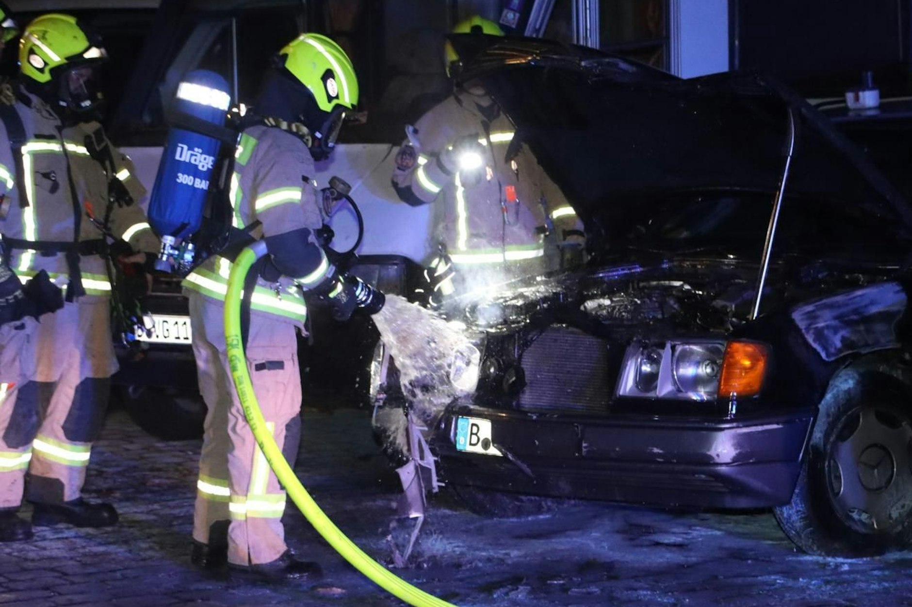 Auch das gehört zu Berlin: brennende Autos in fast jeder Nacht. Am Freitagmorgen wurde in der Laubestraße in Neukölln ein Mercedes angezündet.