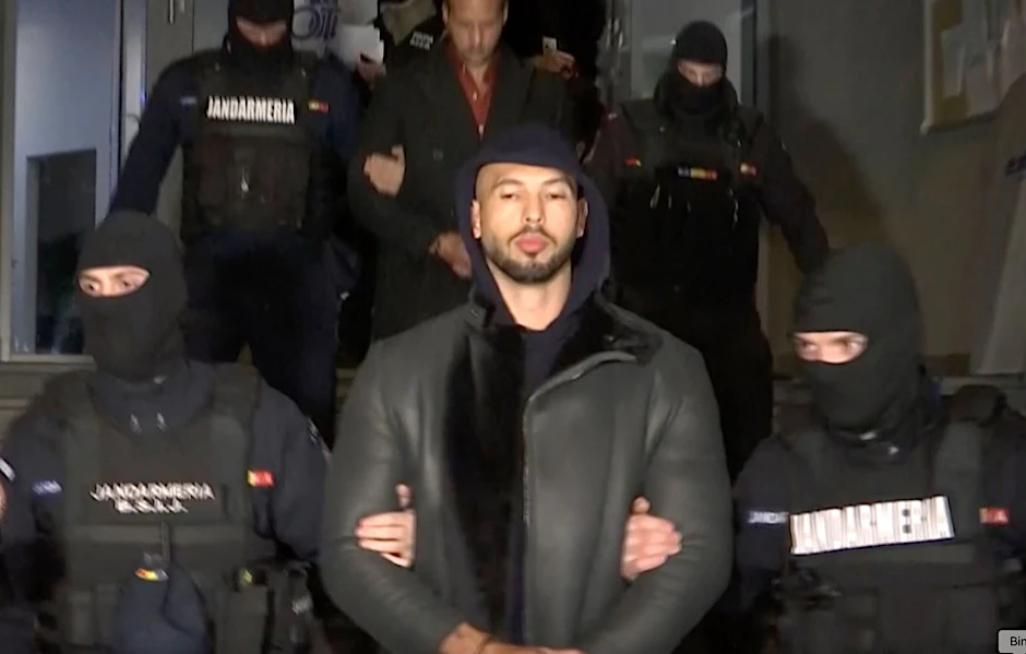 Dieses Videostandbild des Fernsehsenders Observator Antena 1 zeigt Andrew Tate (M.) bei seiner Festnahme durch die rumänische Polizei.