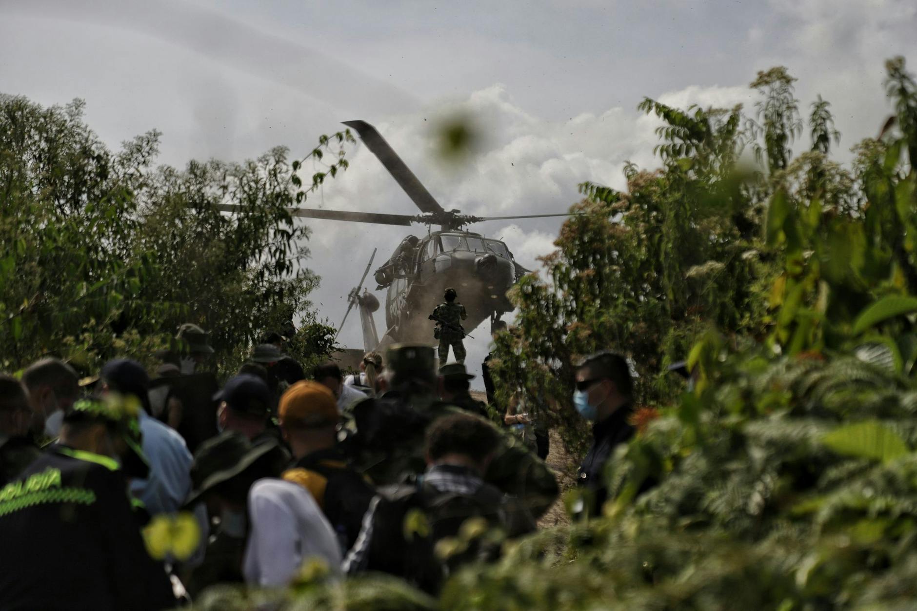 Soldaten sind auf Koka-Plantagen im Einsatz.