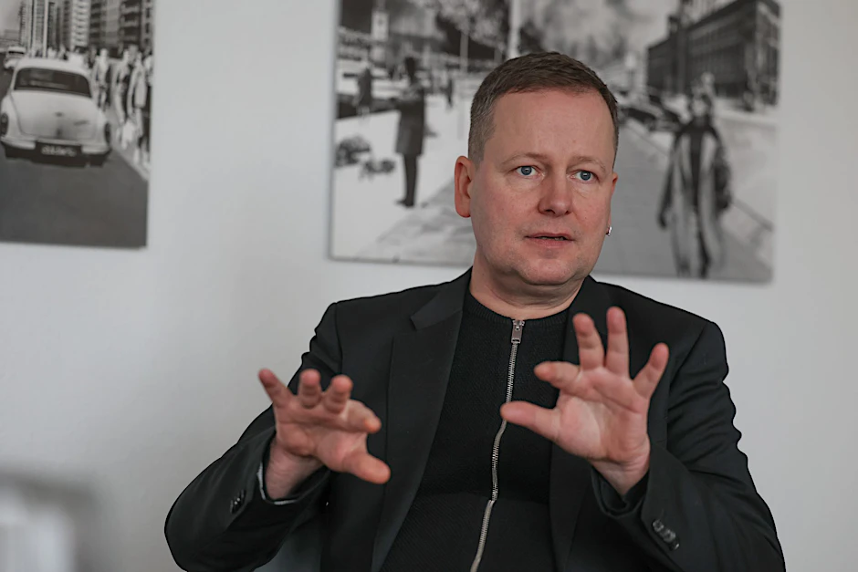 ARCHIV - Klaus Lederer (Die Linke), Berlins Kultursenator, bei einem dpa-Gespräch.  