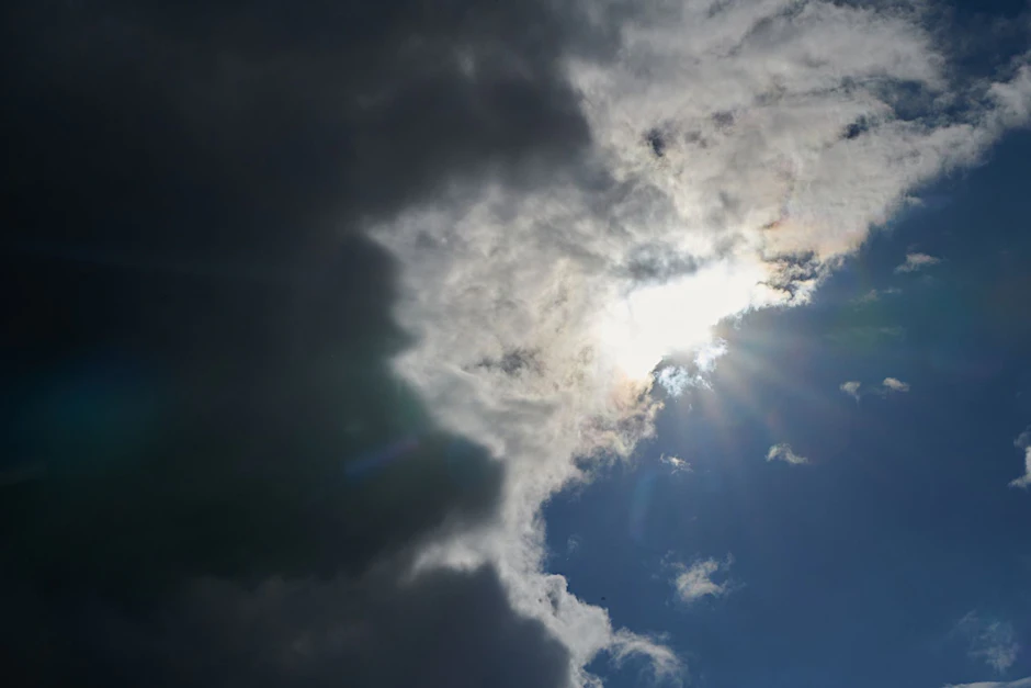 &nbsp;Die Sonne kommt hinter Regenwolken hervor.