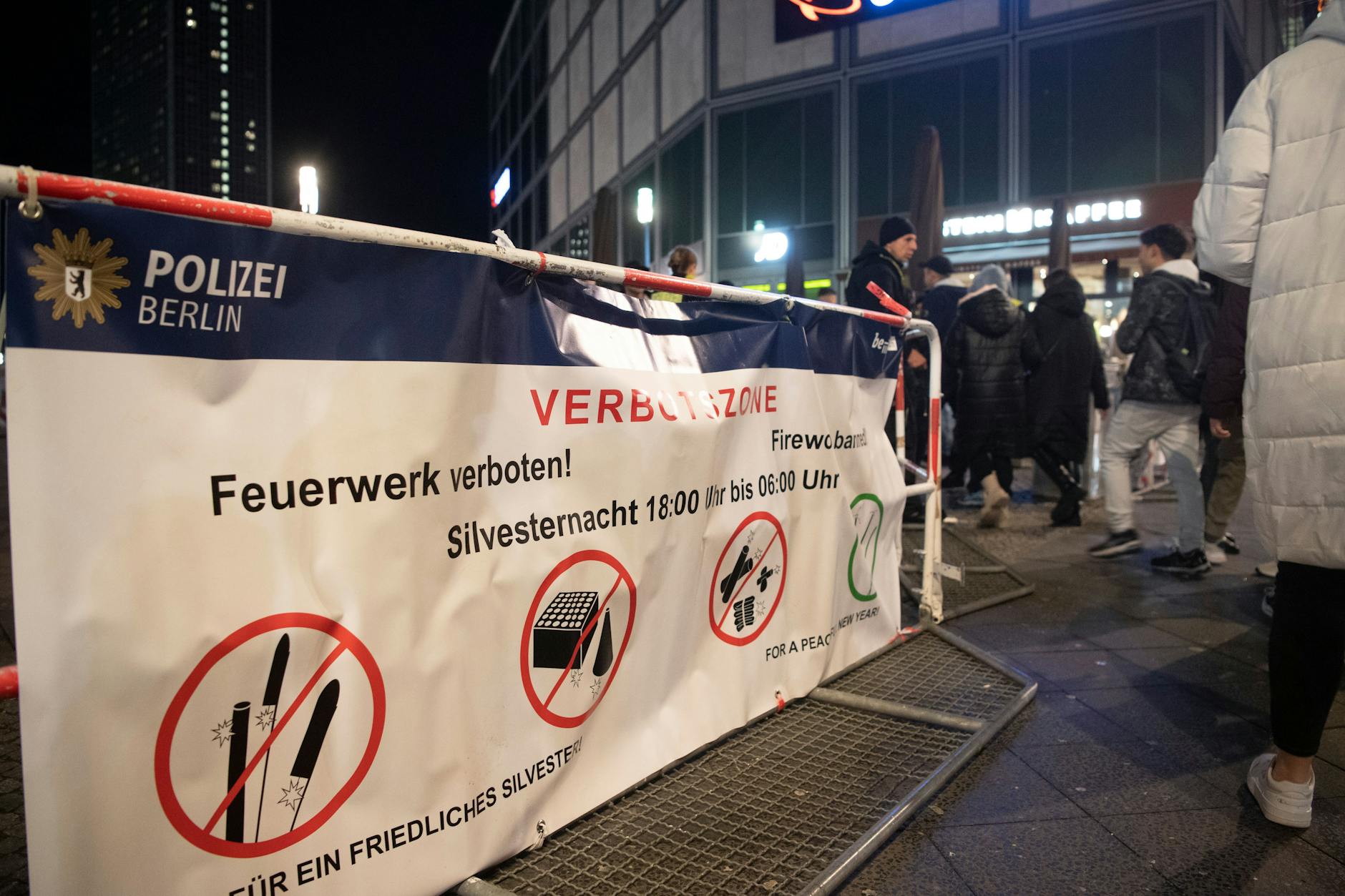 Ein Transparent weist darauf hin, dass der Alexanderplatz eine Böllerverbotszone ist. 