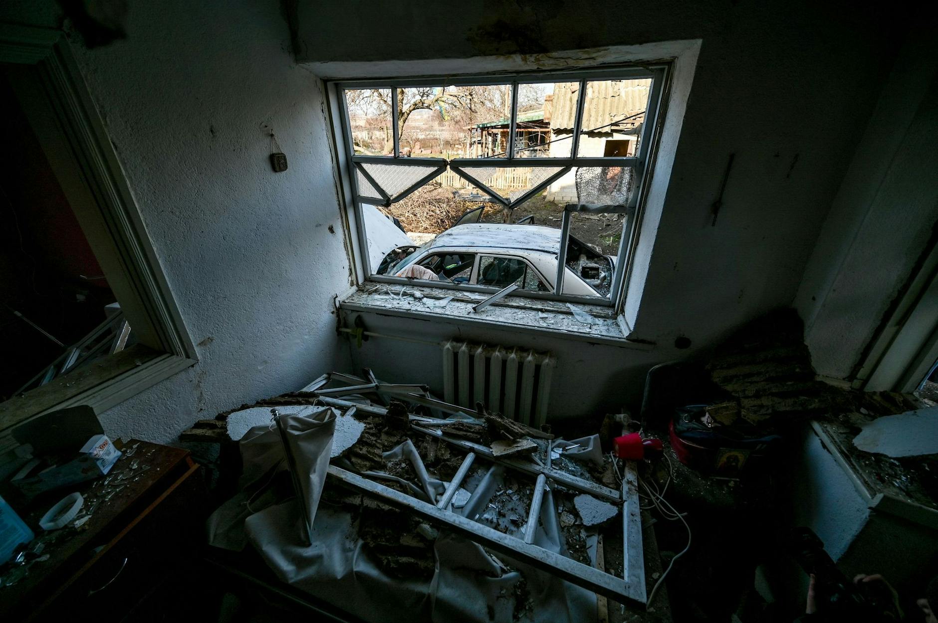 Verwüstung in einem Haus im südukrainischen Stepne, das bei einem russischen S-300-Raketenangriff zerstört wurde.