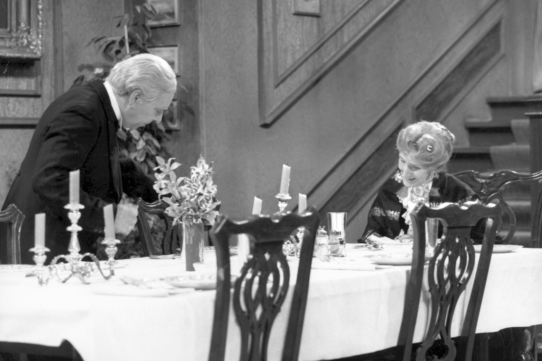 Freddie Frinton als Butler James und May Warden als alleinspeisende alte Dame Miss Sophie feiern ihren 90. Geburtstag.