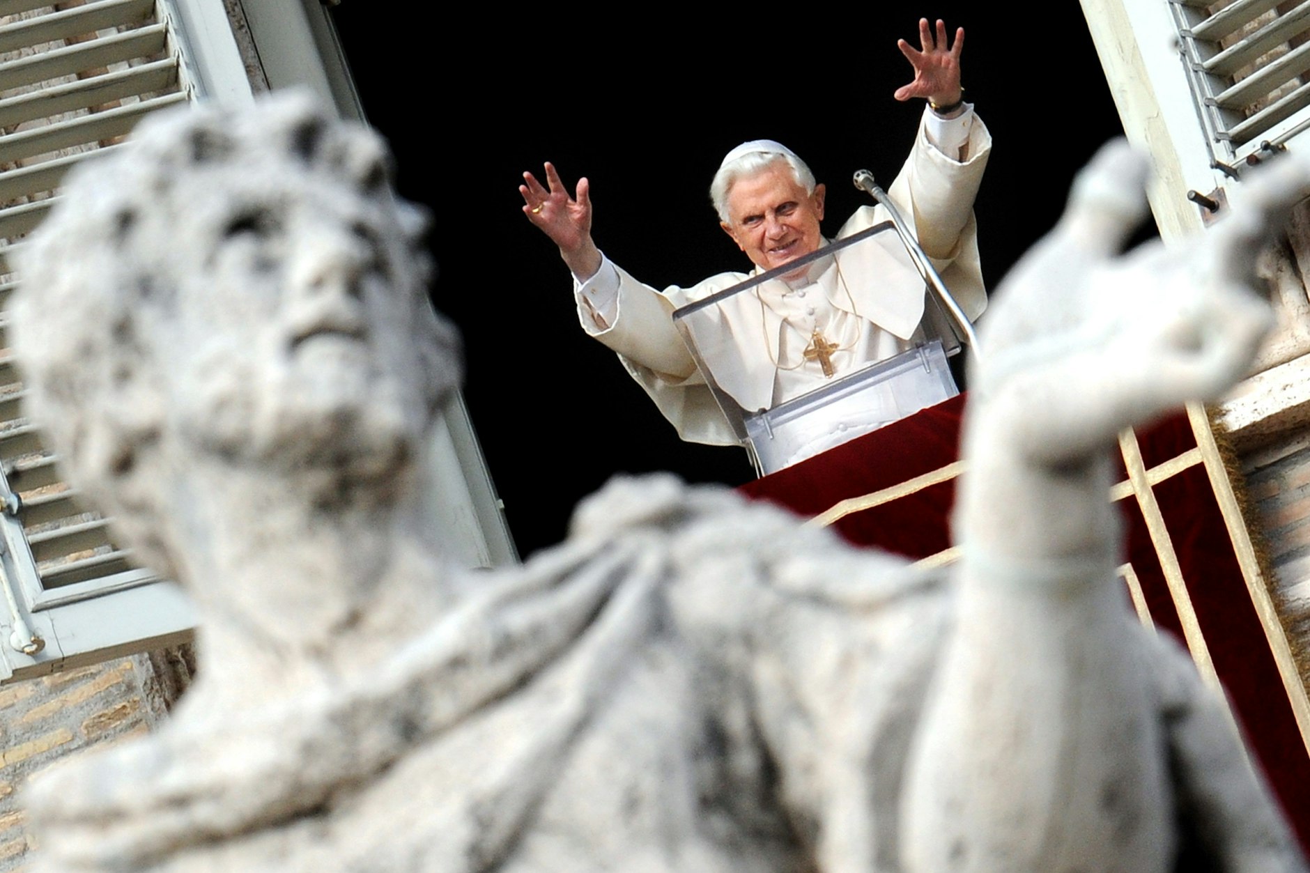 Der damalige Papst Benedikt XVI segnet die Gläubigen auf dem Petersplatz im Vatikan.