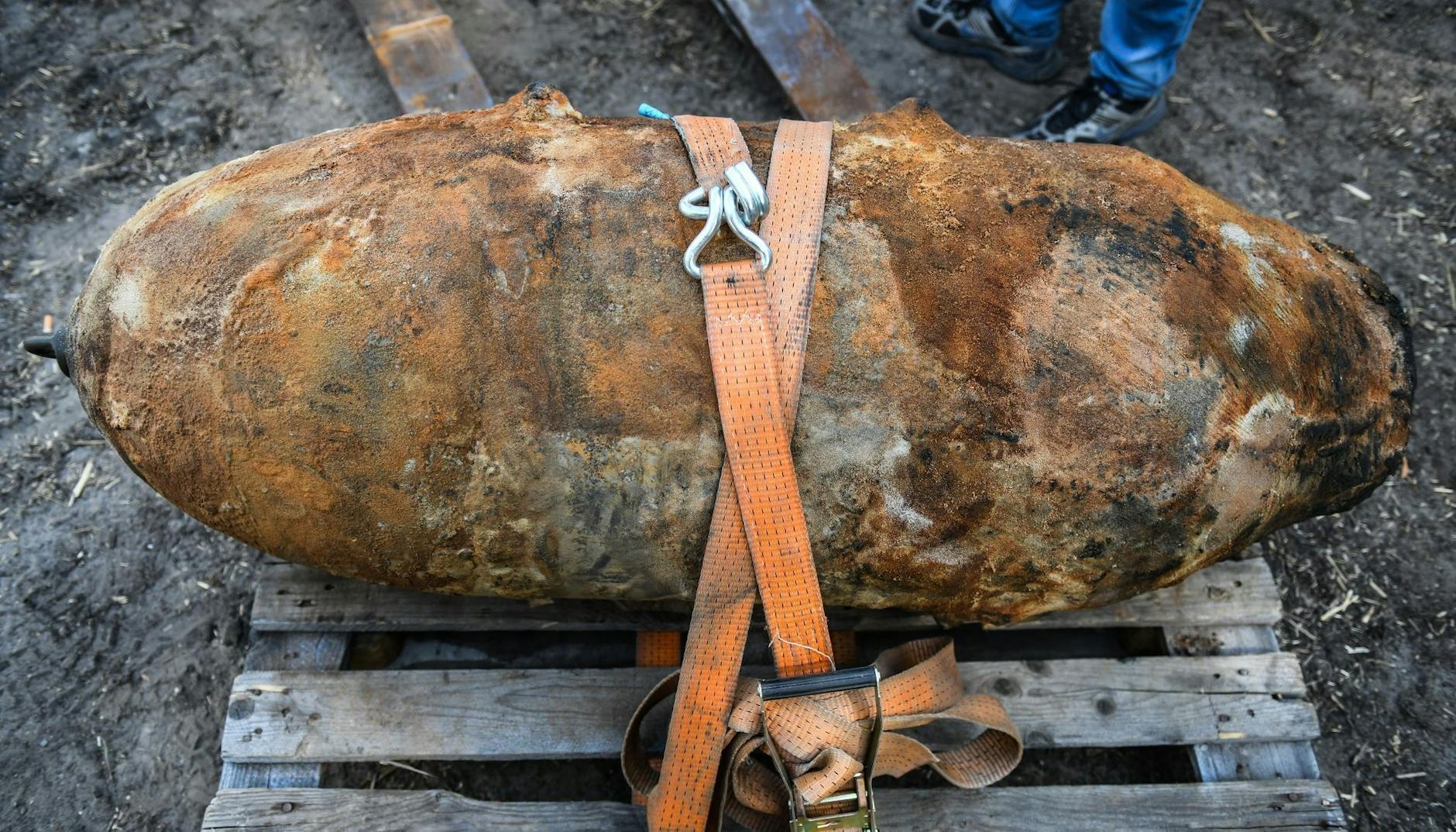 ARCHIV - Eine entschärfte Weltkriegsbombe in Oranienburg. pa